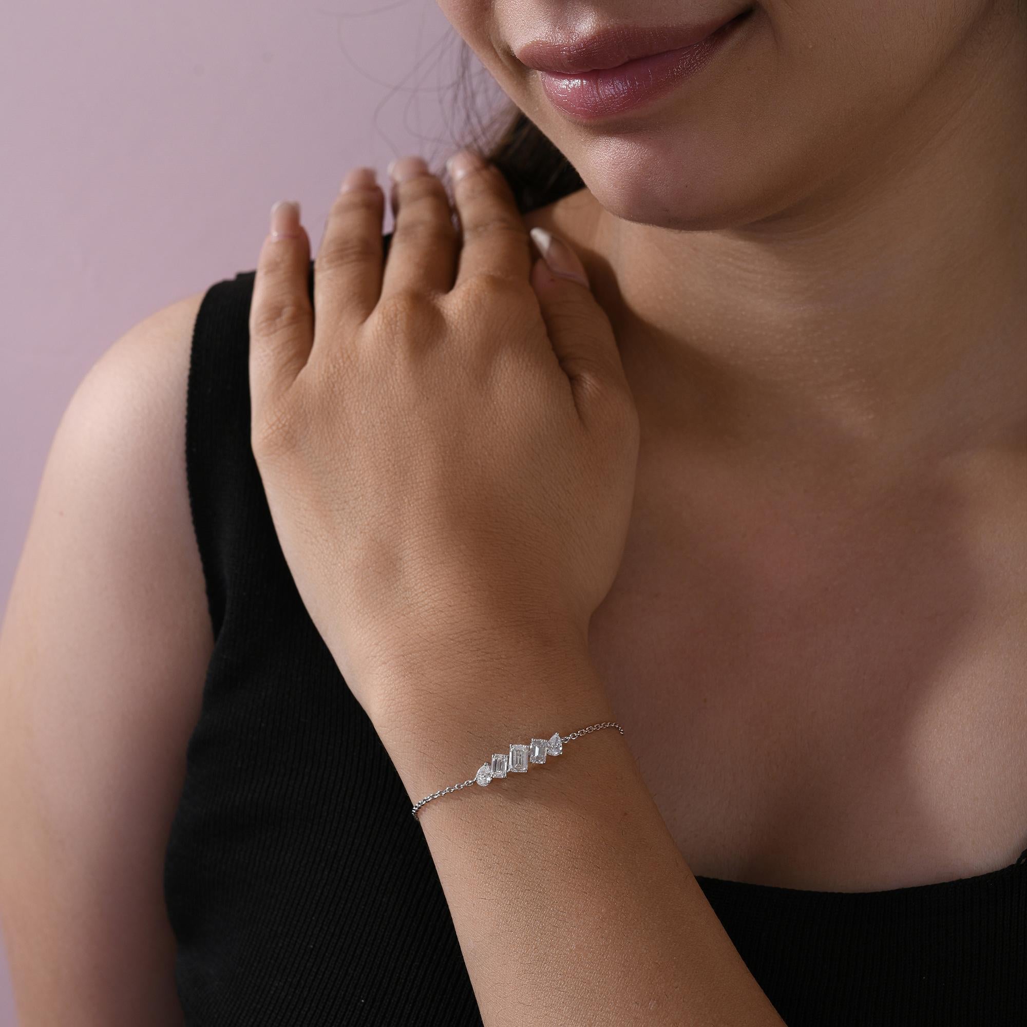 Natural 1.68 Carat SI/H Pear Emerald Cut Diamond Bracelet 18 Karat White Gold In condizioni Nuovo in vendita a Diera, AE