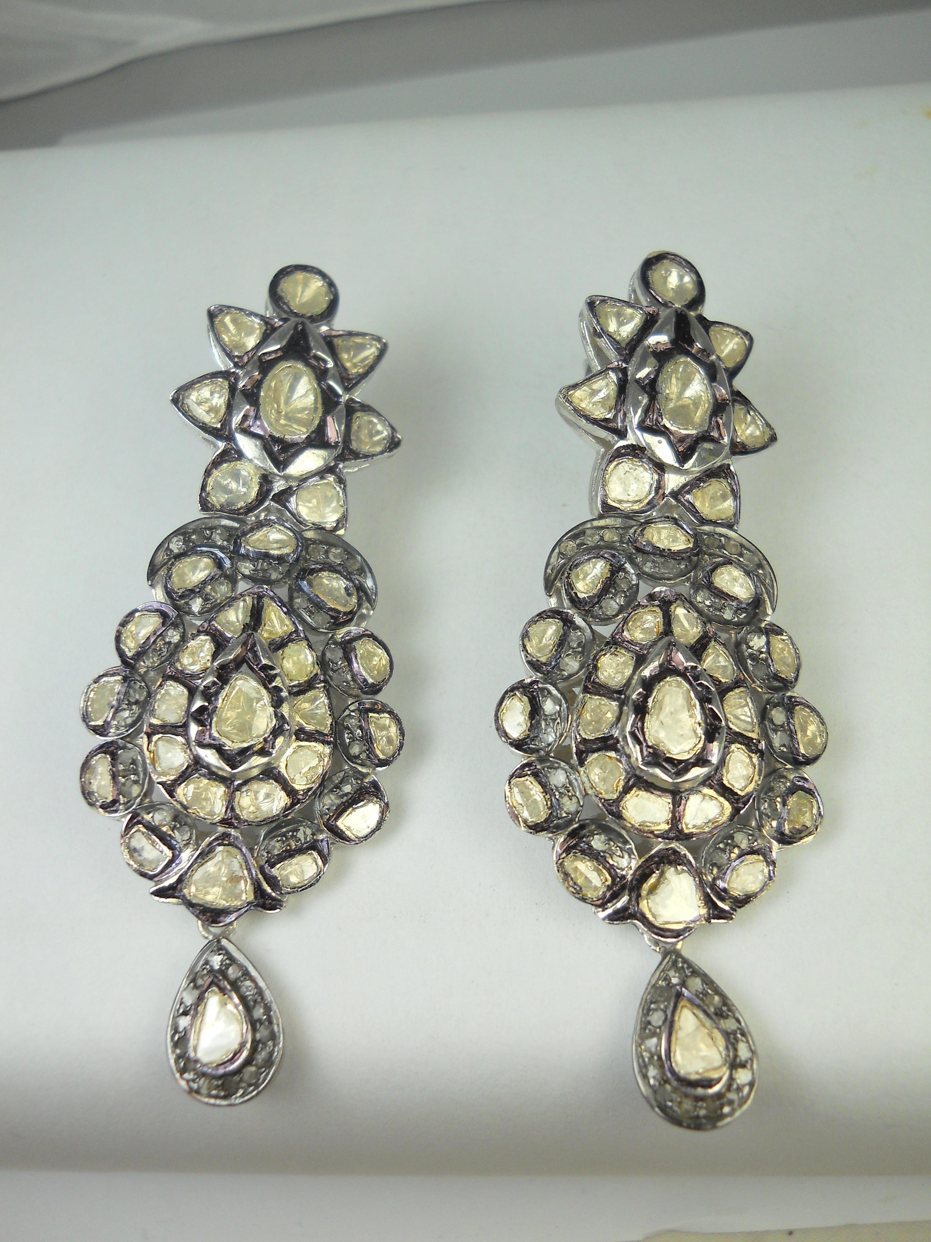 Die wunderschönen eleganten Ohrringe aus Sterlingsilber mit natürlichen Diamanten bestehen aus-

Diamanttyp- Natürliche ungeschliffene Diamanten im Rosenschliff
Farbe des Diamanten - Weiß mit einem Hauch von Braun
Gewicht der Diamanten - 16,85cts