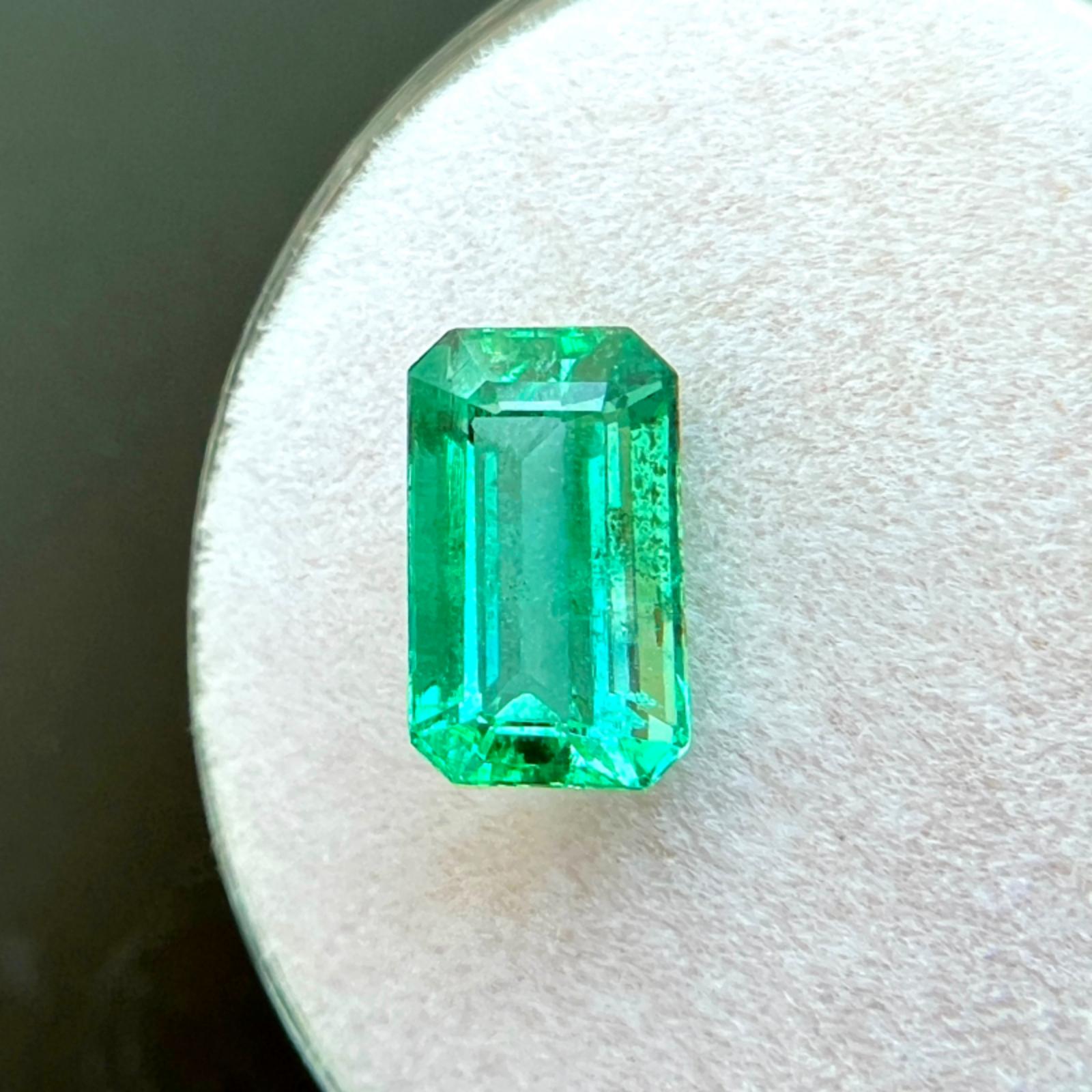 Natürlicher 1.68ct Smaragd Lebendiges Grün Oktagon Schliff 9.1x5.4mm Loser Seltener Edelstein

Natürlicher grüner Smaragd Lose Edelstein.
1,68 Karat Smaragd mit einer leuchtend schönen grünen Farbe. Auch die Reinheit ist sehr gut, nur einige