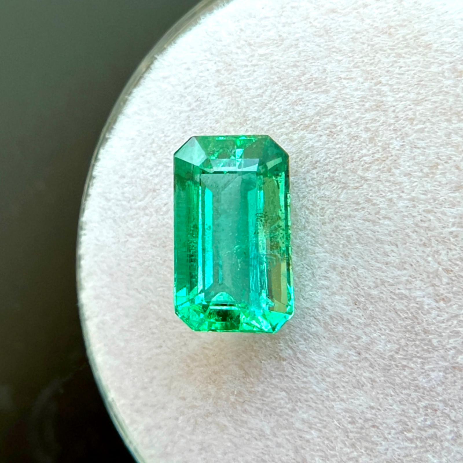 Natürlicher 1.68ct Smaragd Lebendiges Grün Oktagon Schliff 9.1x5.4mm Loser Seltener Edelstein (Achteckschliff) im Angebot