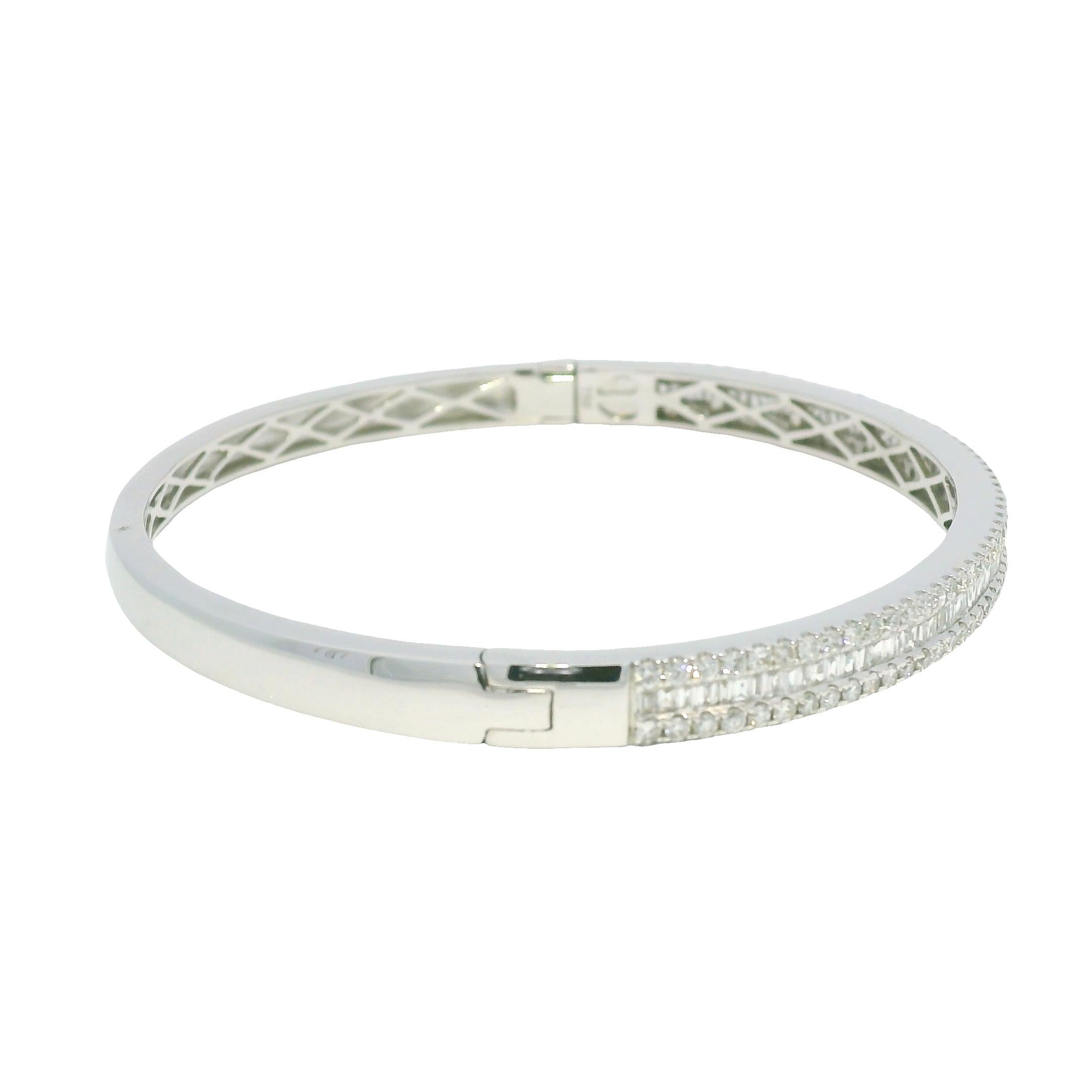 Natural 1.70 Carat Diamond 18-Karat Bangle Bracelet En Stock Moderno en venta
