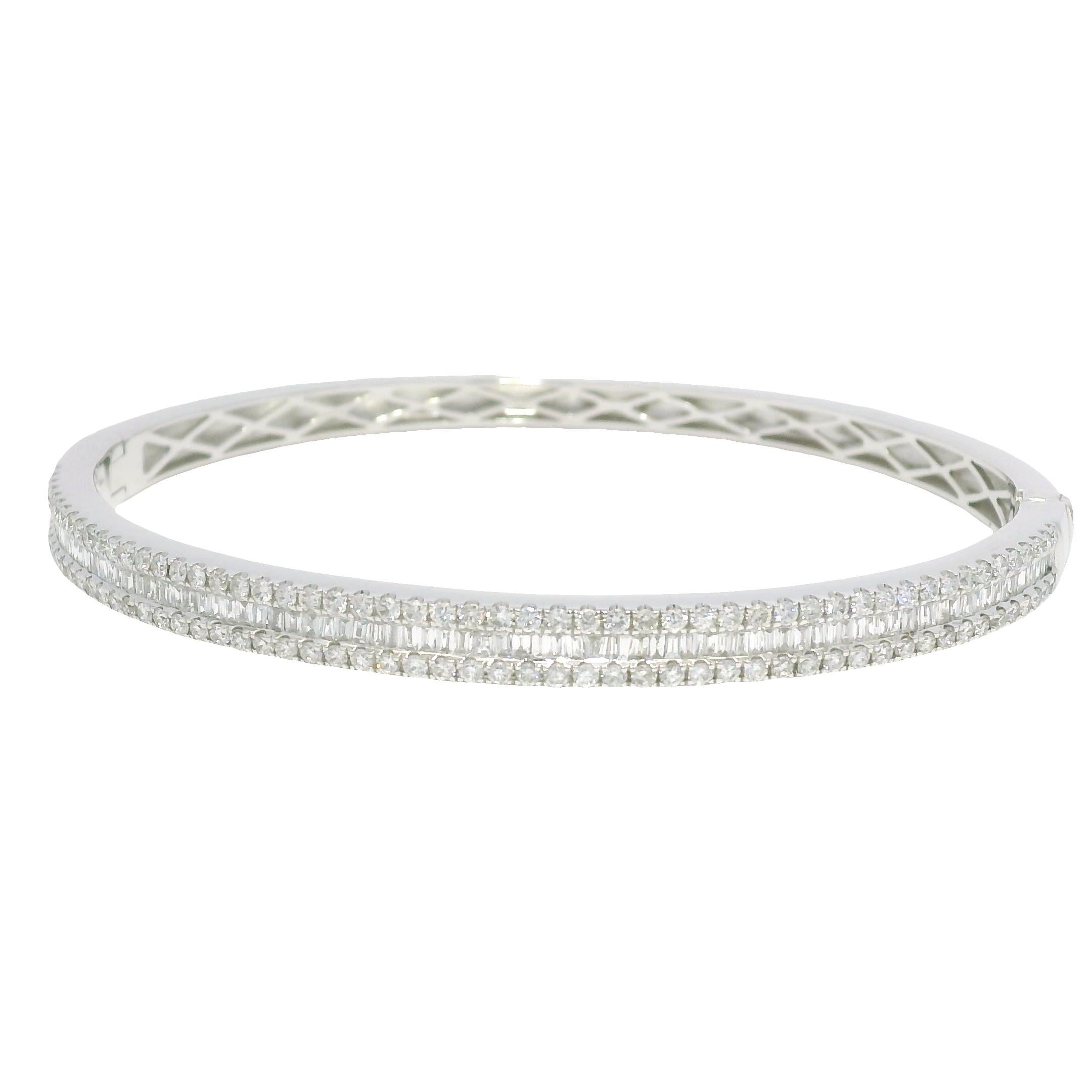 Natural 1.70 Carat Diamond 18-Karat Bangle Bracelet En Stock Corte redondo en venta