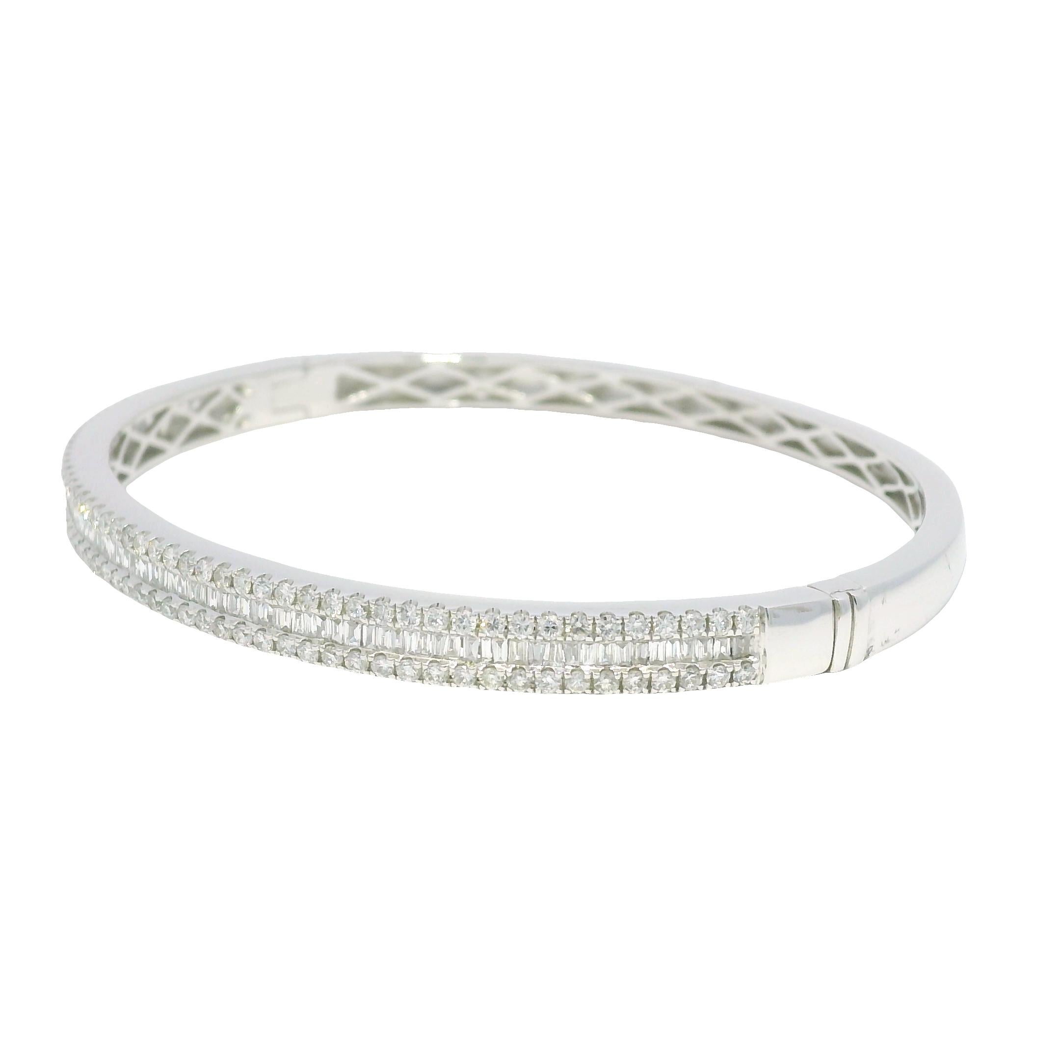 De las mujeres Natural 1.70 Carat Diamond 18-Karat Bangle Bracelet En Stock en venta
