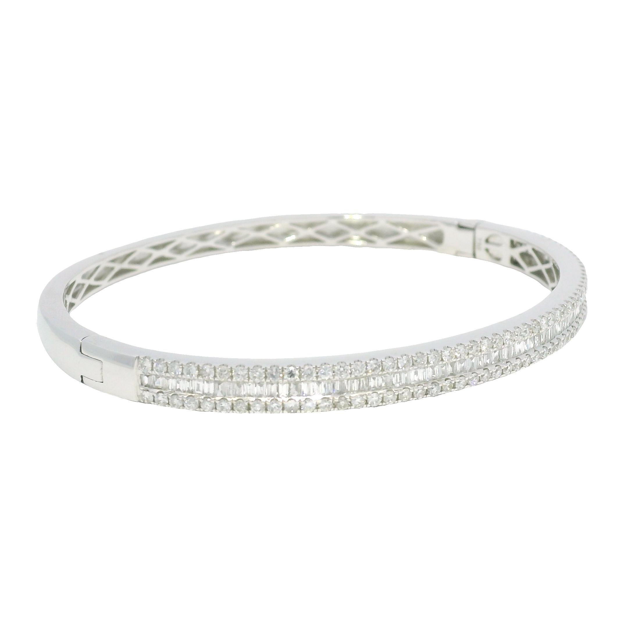 Natural 1.70 Carat Diamond 18-Karat Bangle Bracelet En Stock en venta 1