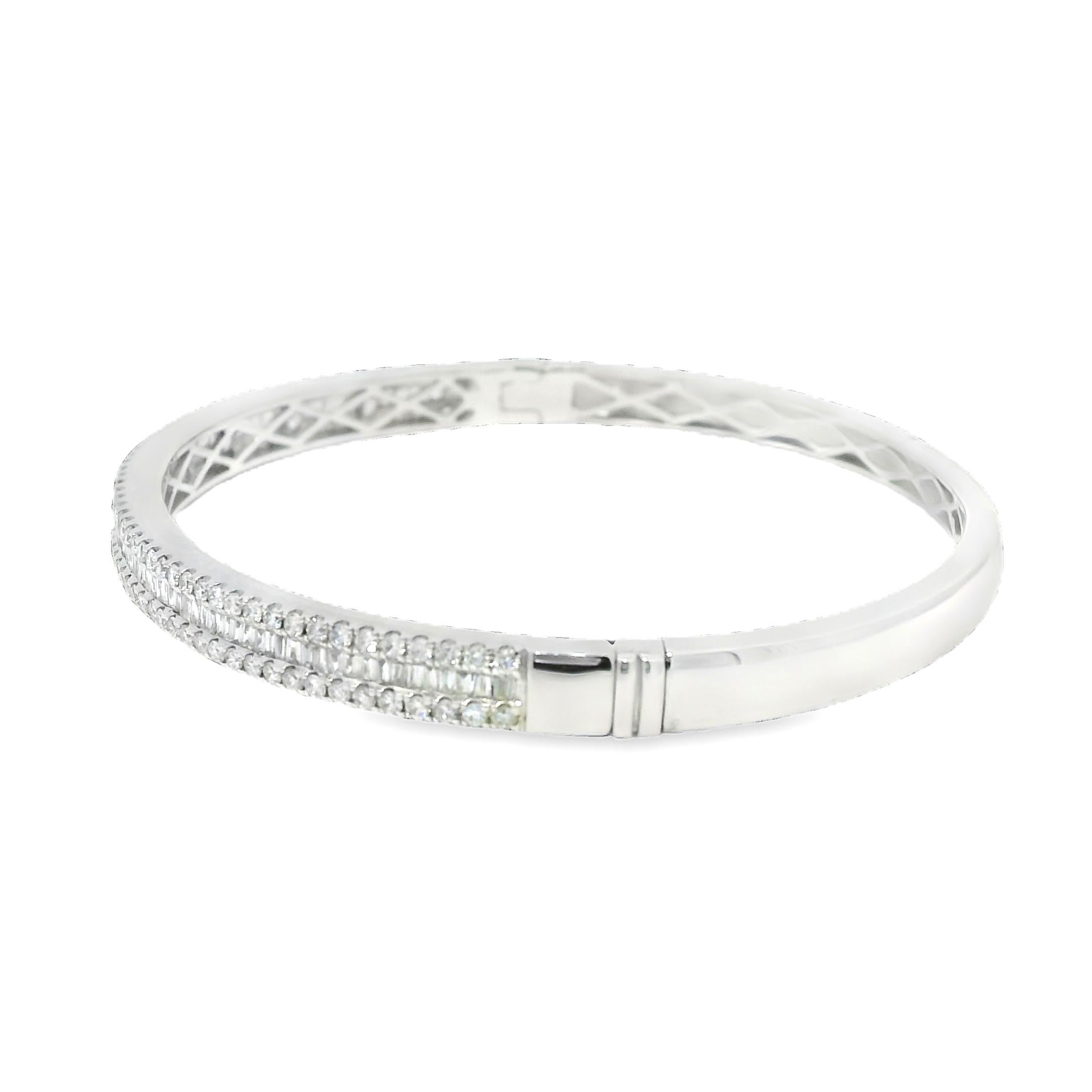 Natural 1.70 Carat Diamond 18-Karat Bangle Bracelet En Stock en venta 2