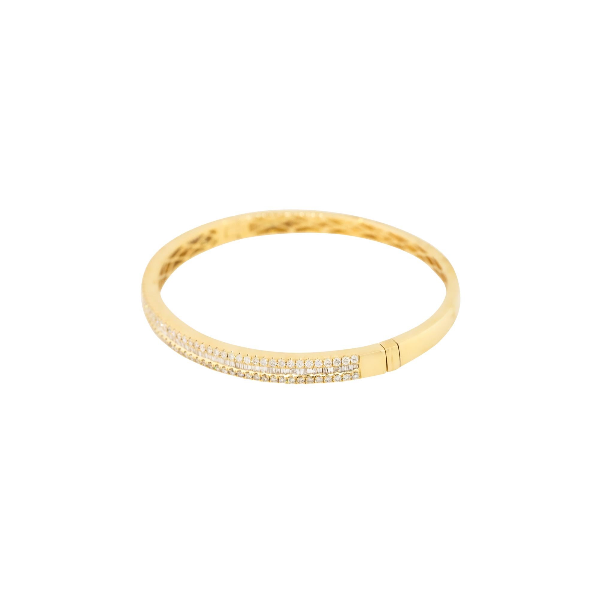 Natural 1.70 Carat Round and Baguette Cut Diamond 18-Karat Bangle En Stock Moderno en venta