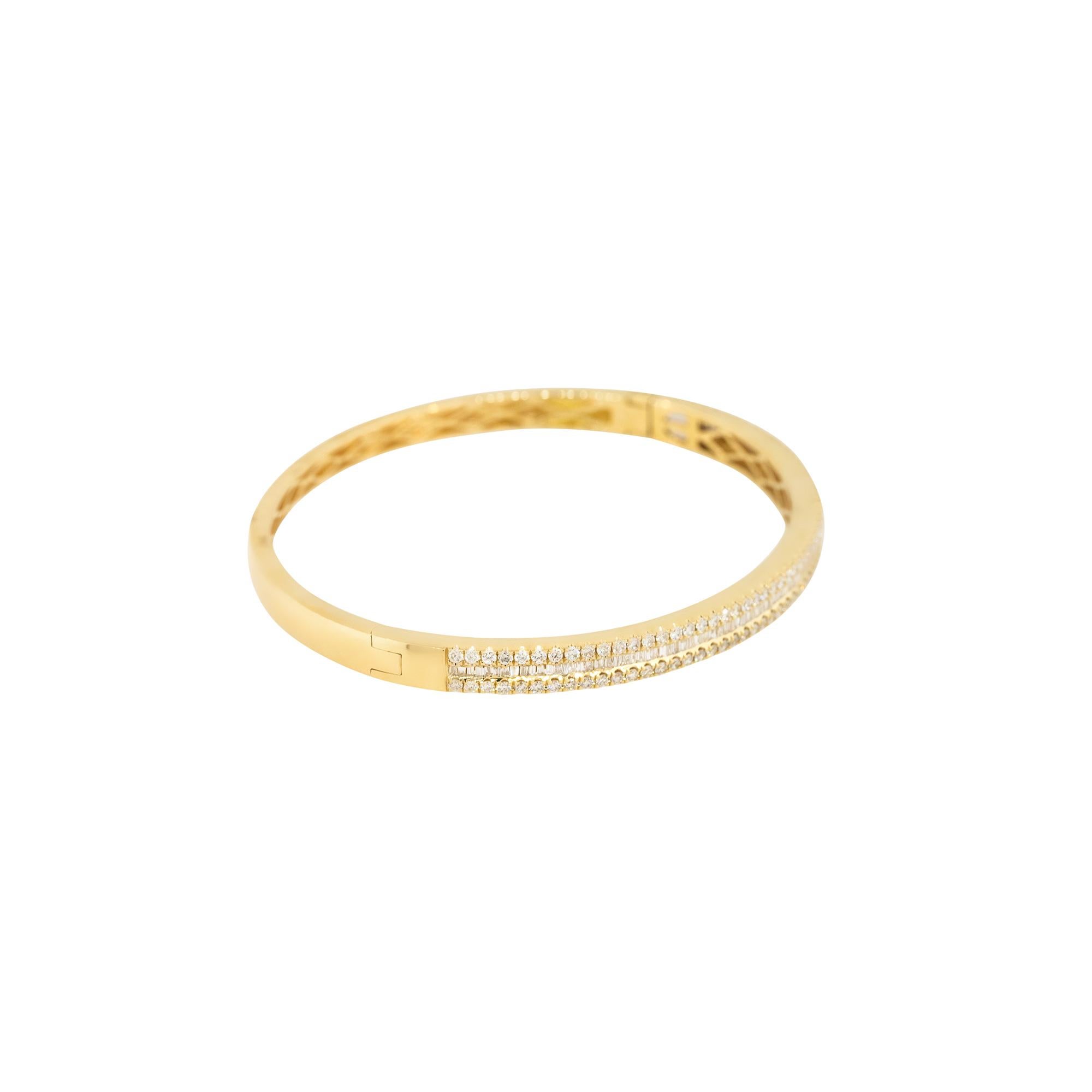 Natural 1.70 Carat Round and Baguette Cut Diamond 18-Karat Bangle En Stock Corte redondo en venta