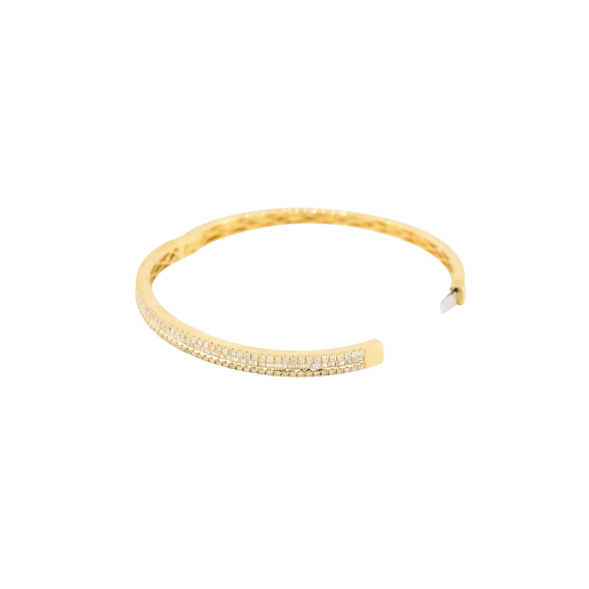 Natural 1.70 Carat Round and Baguette Cut Diamond 18-Karat Bangle En Stock en Nuevo estado para la venta en Boca Raton, FL