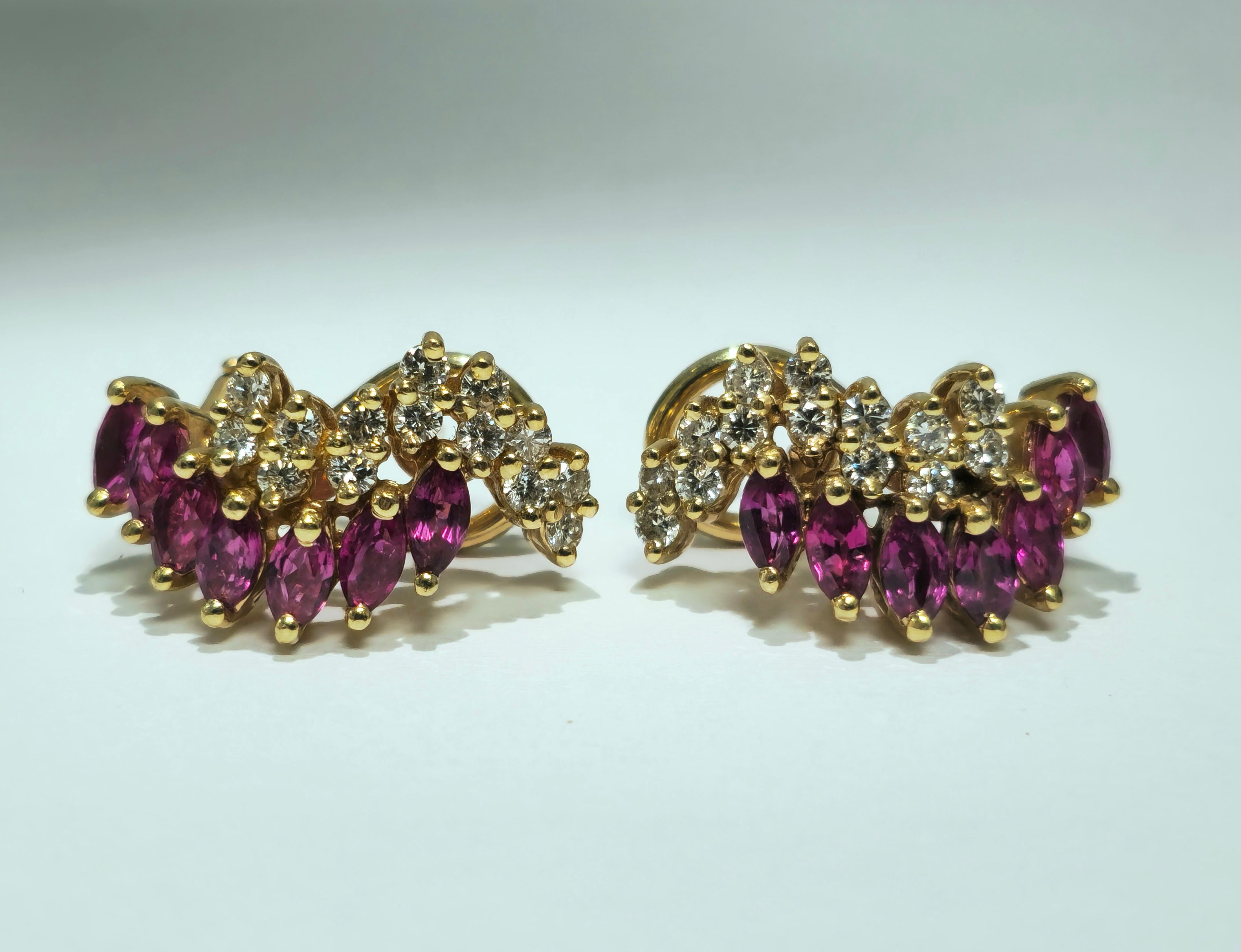 Gönnen Sie sich Eleganz und Raffinesse mit unseren exquisiten Rubin- und Diamant-Ohrringen für Damen. Diese aus glänzendem Gelbgold gefertigten Ohrringe sind mit Brillanten besetzt, deren Klarheit und Farbe im Licht schillern. Diese Ohrringe sind