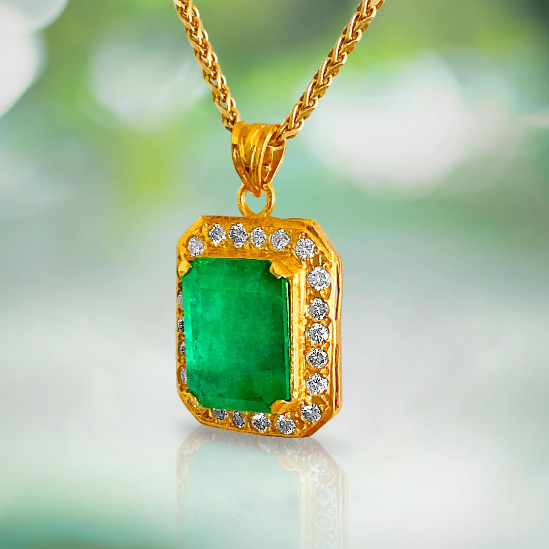 Contemporary Natural 17.00 Carat Colombian Emerald and Diamond Pendant Necklace For Sale