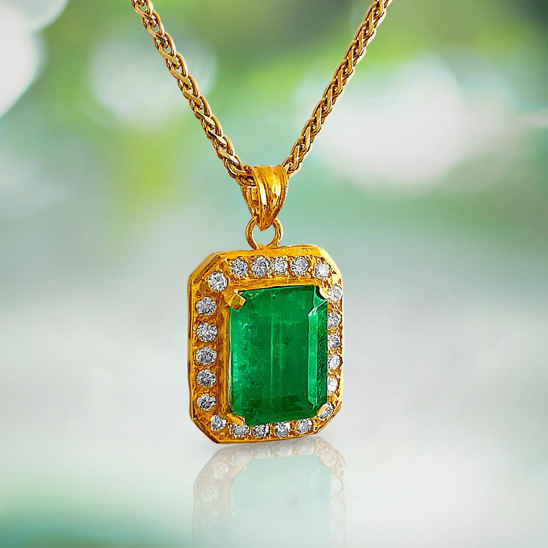 Emerald Cut Natural 17.00 Carat Colombian Emerald and Diamond Pendant Necklace For Sale