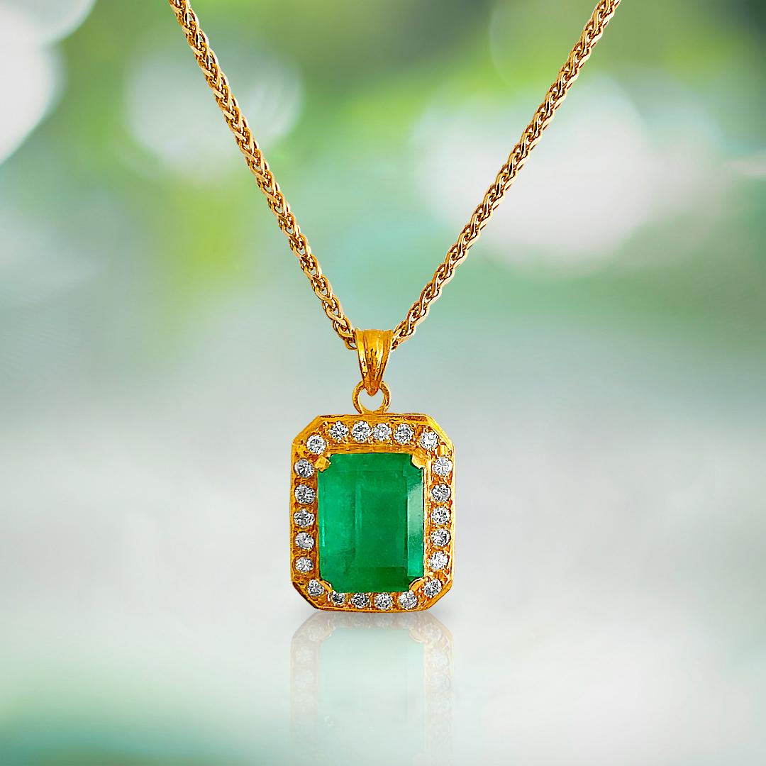 Natural 17.00 Carat Colombian Emerald and Diamond Pendant Necklace In Excellent Condition For Sale In Miami, FL