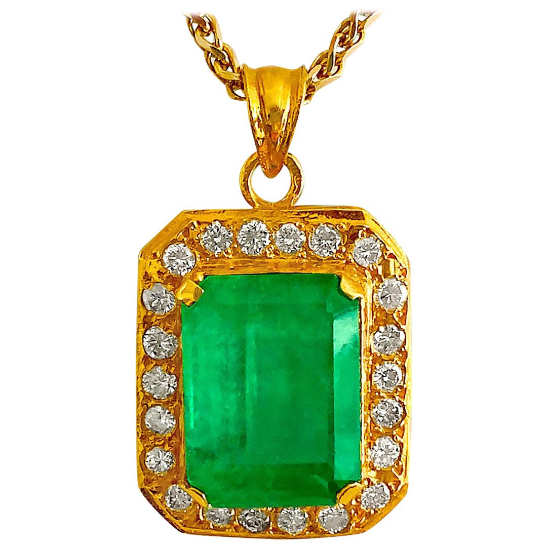 Natural 17.00 Carat Colombian Emerald and Diamond Pendant Necklace For Sale