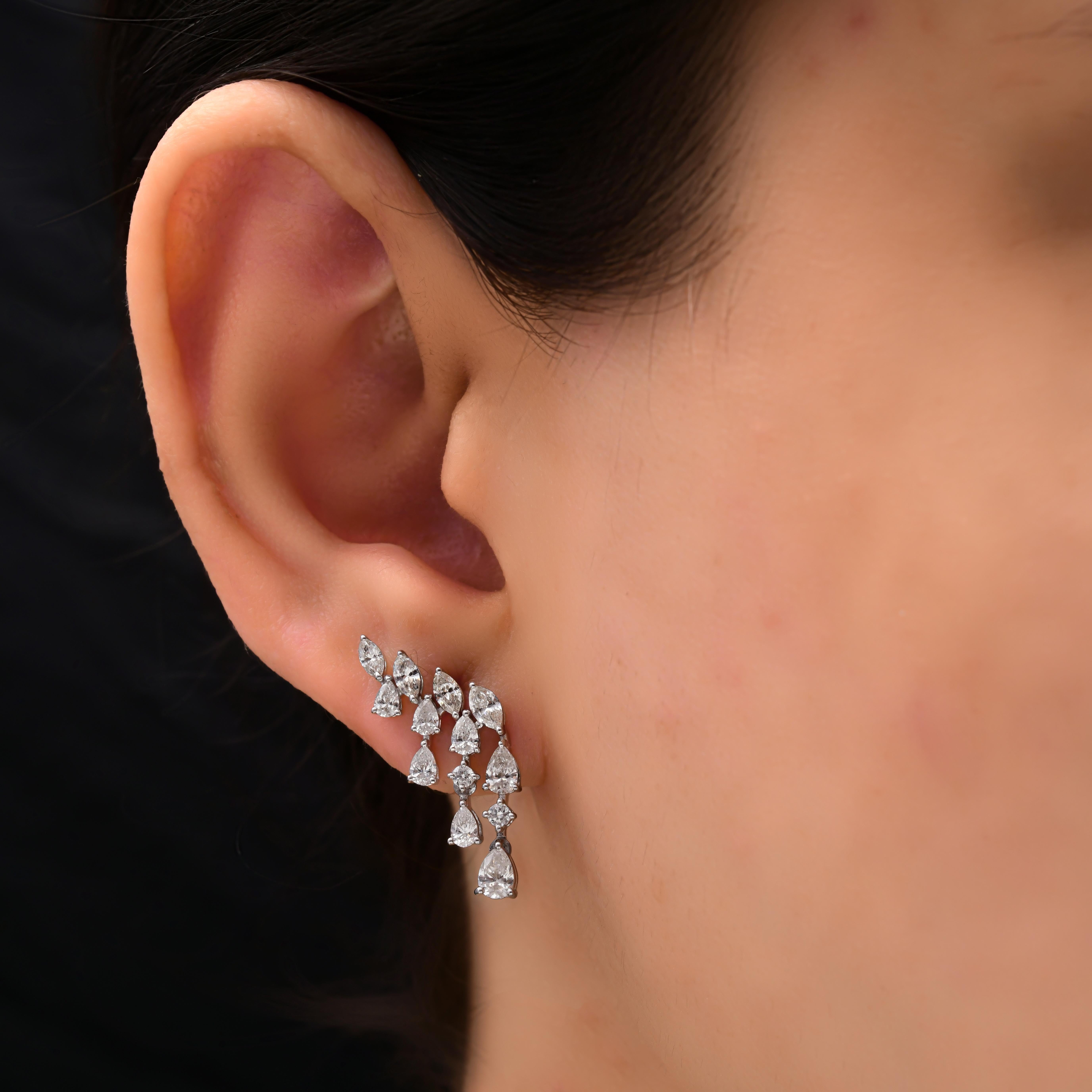 Natürliche 1,73 Karat SI/HI Diamant Climber Tropfenohrringe mit Mischschliff 18K Weißgold
Diese Ohrringe aus leuchtendem 18-karätigem Weißgold sind ein strahlendes Arrangement aus abgestuften Diamanten im Birnenschliff und runden Brillanten, die