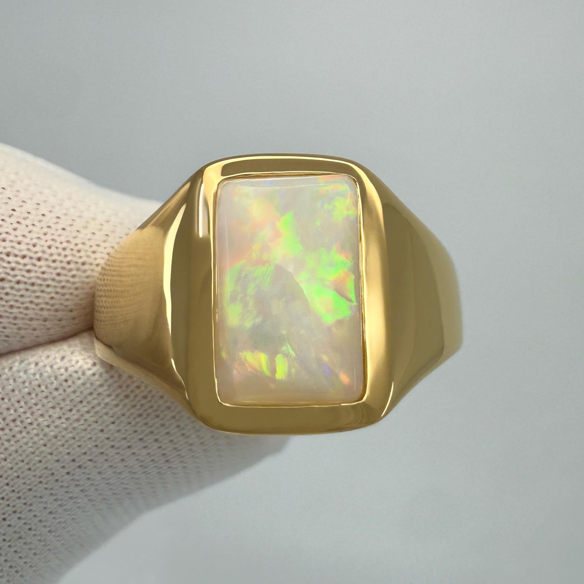Raffinato anello con sigillo in oro giallo australiano Coober Pedy White Opal 18k.

Uno splendido opale bianco naturale da 1,75 carati con un bellissimo gioco di colori e un eccellente taglio cabochon a cuscino. Incastonato in un anello con castone