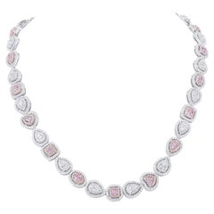 Naturel, 17,70 carats. Collier à chaîne TW avec diamants rose pâle et blancs taille « cushion »