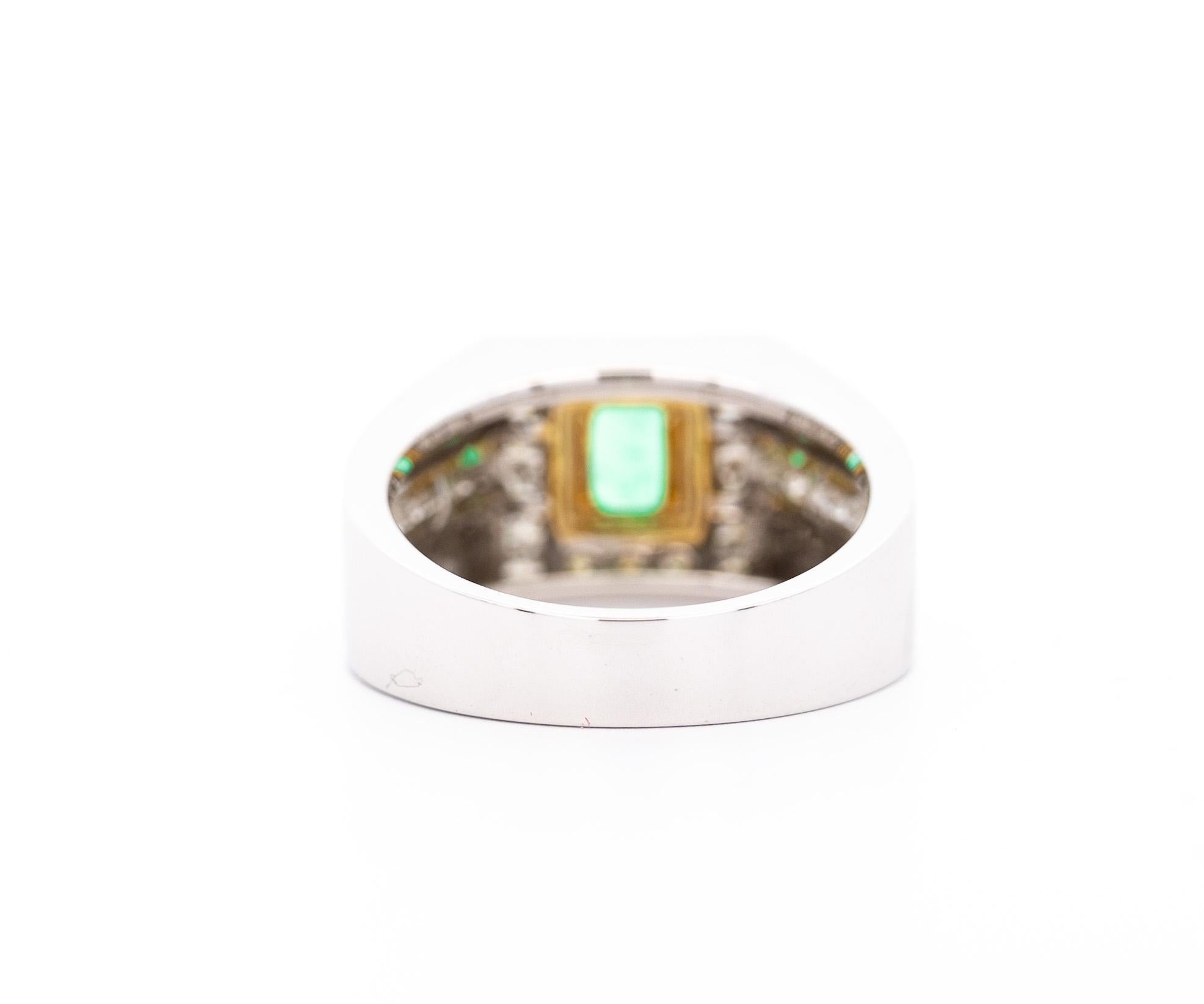 Natural 1.78 Carat Emerald and Diamond 18K Gold Mens Ring In New Condition For Sale In Miami, FL