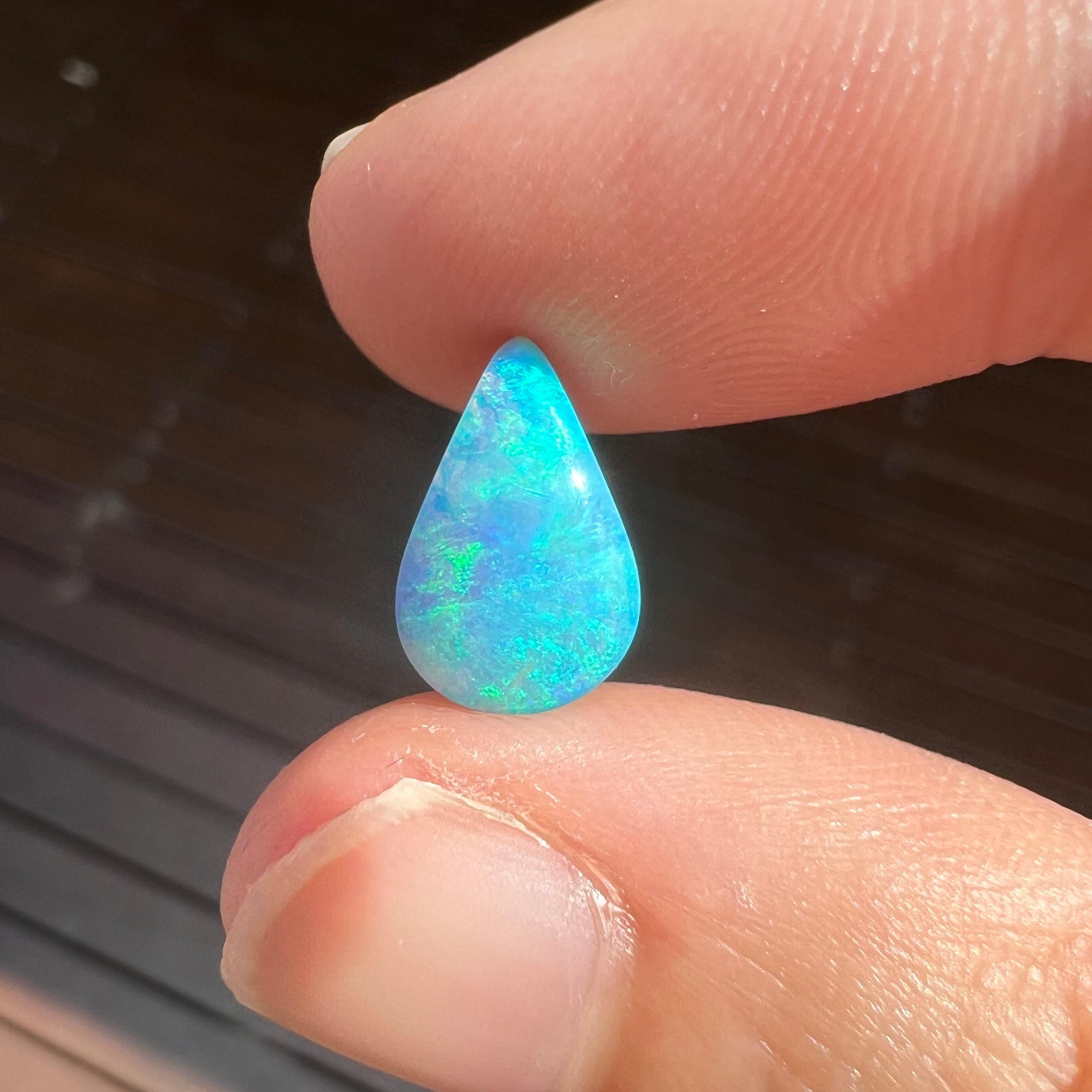 Dieser atemberaubende Ct Australian Boulder Opal wurde von Sue Cooper in ihrer Russells Opal Mine in West Queensland, Australien im Jahr 2023 abgebaut. Sue hat den Rohopal selbst bearbeitet und in eine tropfenförmige Form geschnitten. Wir lieben vor