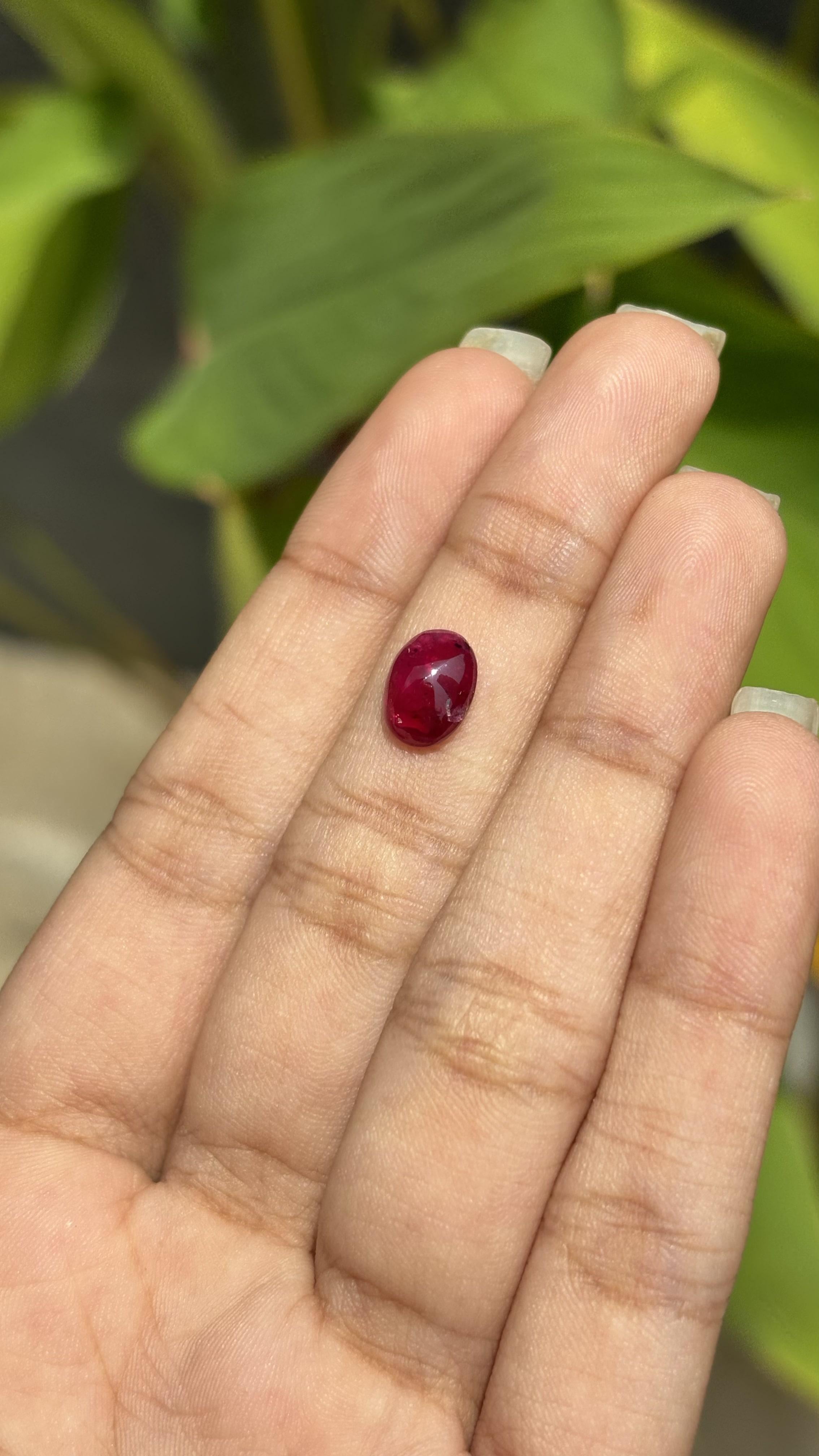 Natural 1.79 Carat Sugarloaf Ruby stone In New Condition For Sale In Bangkok, TH