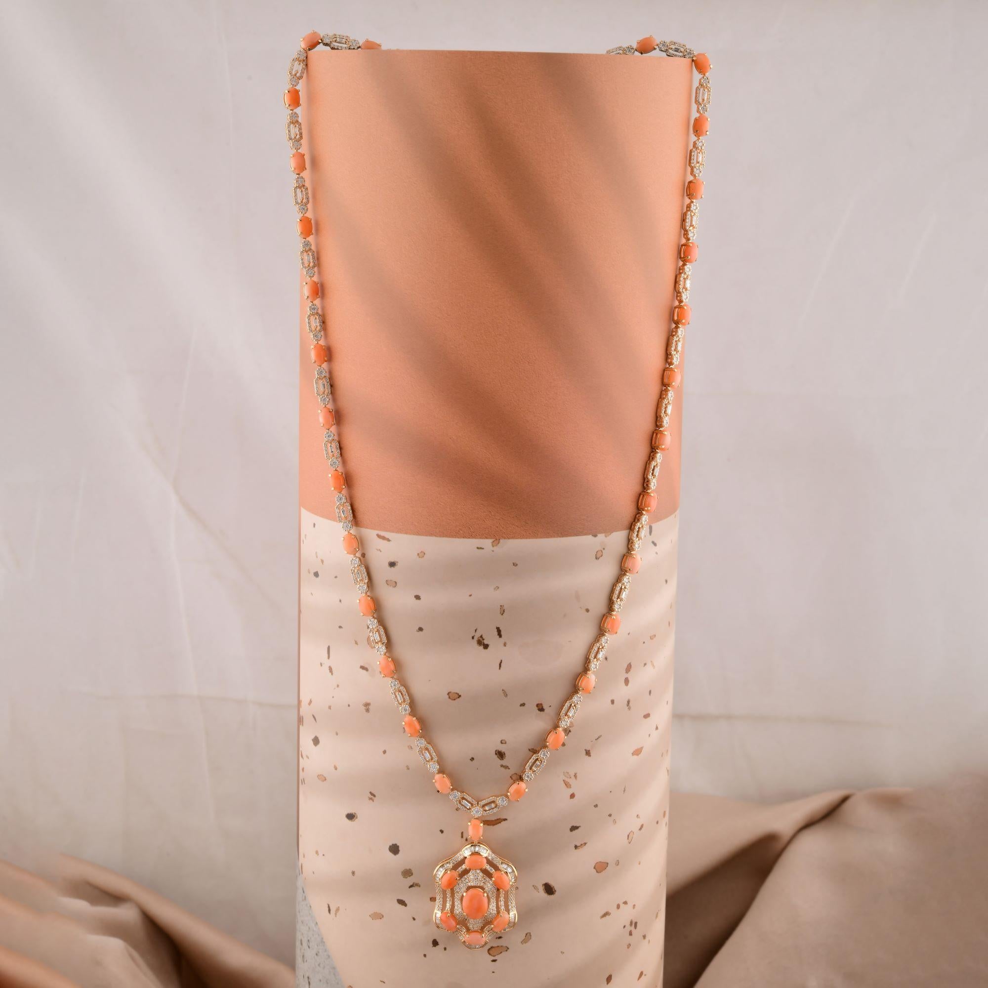 Cabochon Collana con corallo naturale da 18,04 carati e accenti di diamante da 5,45 carati in oro giallo 14 carati in vendita