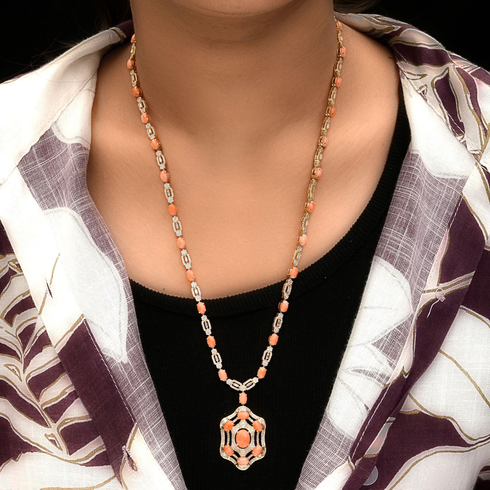 Nature 18.04Ct Coral 5.45Ct Diamond Accents Drop Necklace 18 Karat Yellow Gold Cette pièce exquise est fabriquée en or massif 18K, présentant une alternance de cabochons de corail et de maillons sertis de diamants qui culminent dans un pendentif