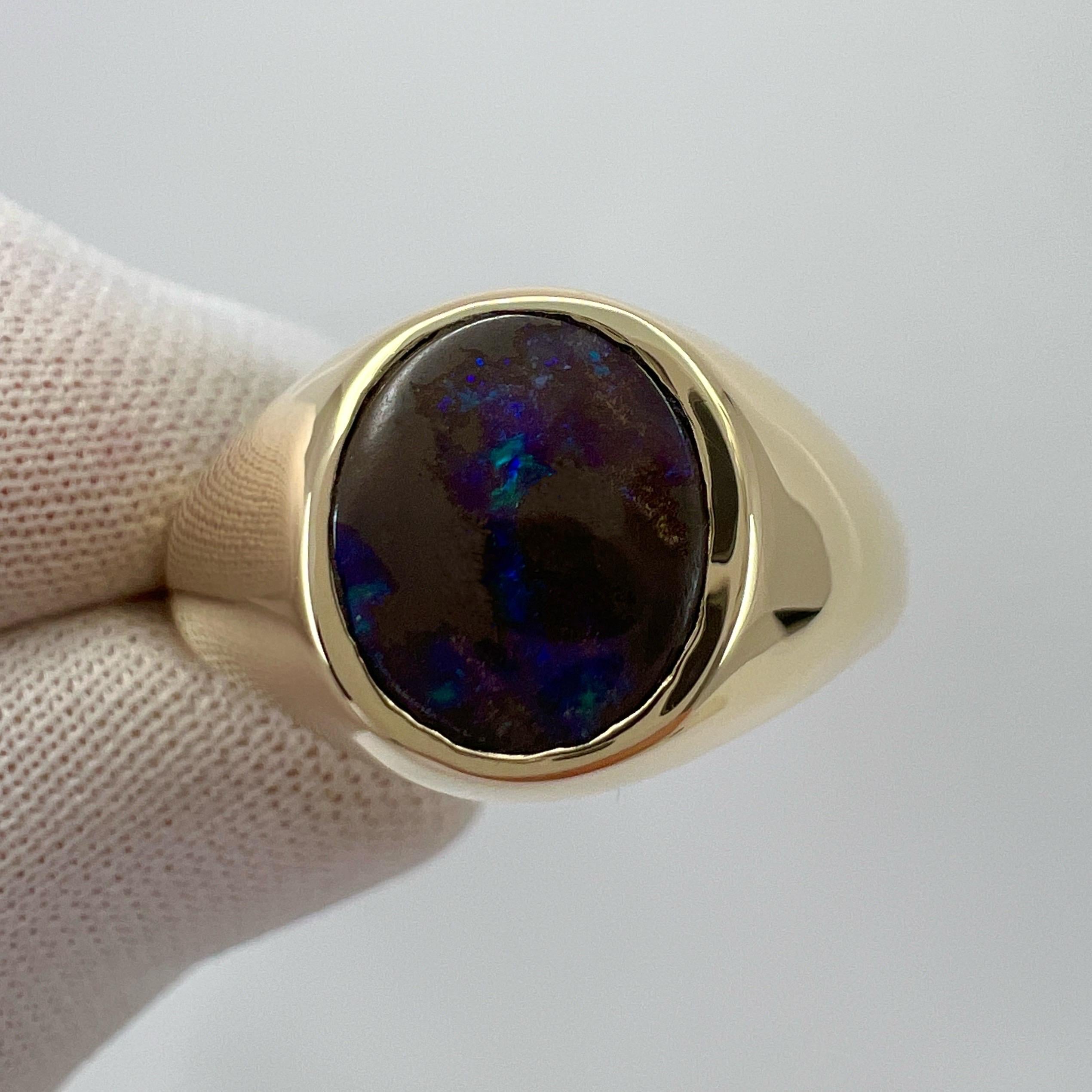 Natürlicher Australischer Schwarzer Boulder Opal 9k Gelbgold Siegelring.

Ein atemberaubender schwarzer Naturopal von 1.80 Karat mit einem schönen Farbspiel und einem ausgezeichneten ovalen Cabochon-Schliff. Eingefasst in einen Siegelring aus 9