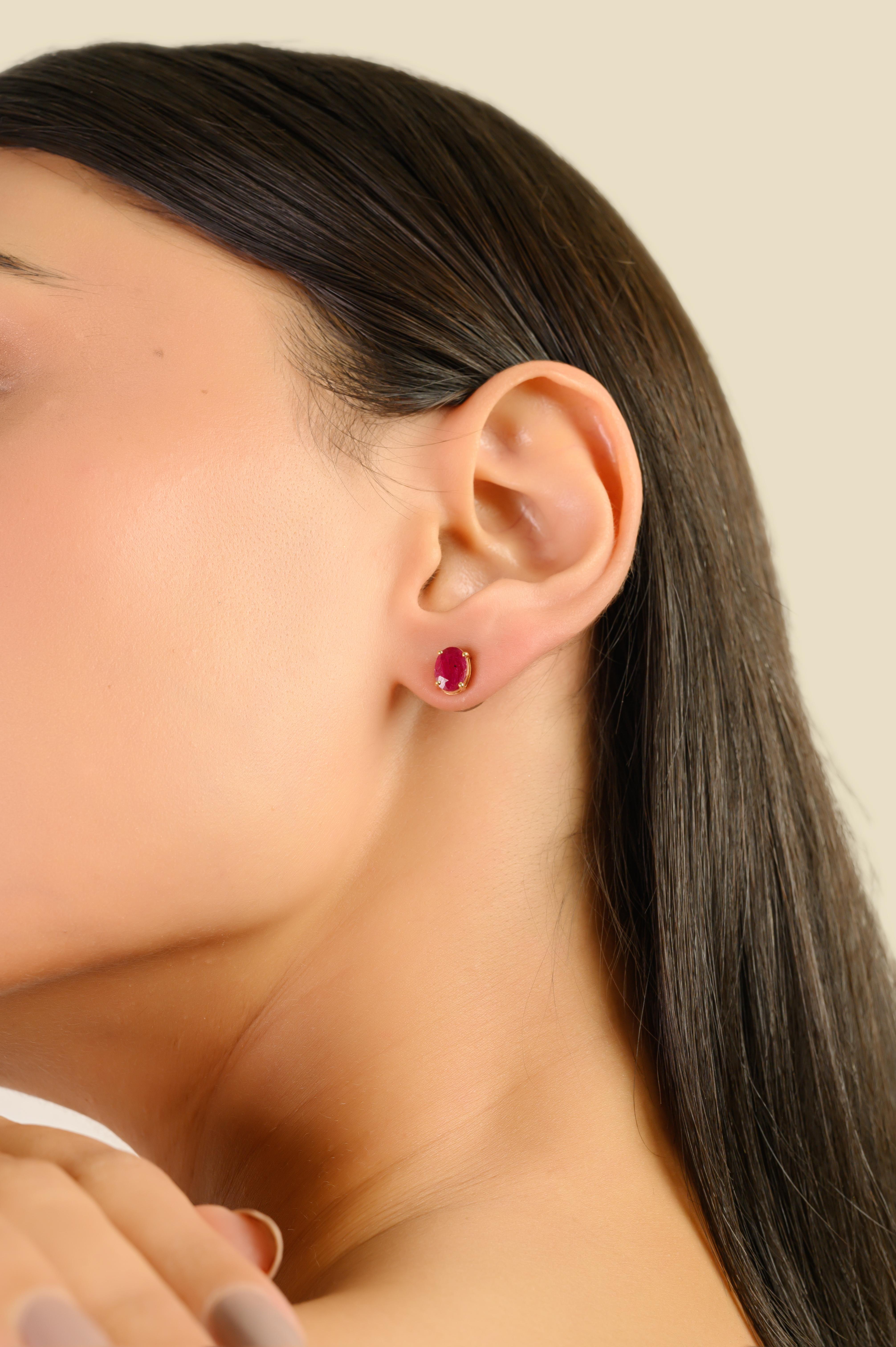 Questi eleganti orecchini con perno presentano 2 rubini taglio ovale per un totale di 1,82 carati, incastonati in oro giallo 14k. Ogni rubino misura circa 6,7 × 4,8 mm ed è incastonato in una classica montatura a quattro punte. Gli orecchini