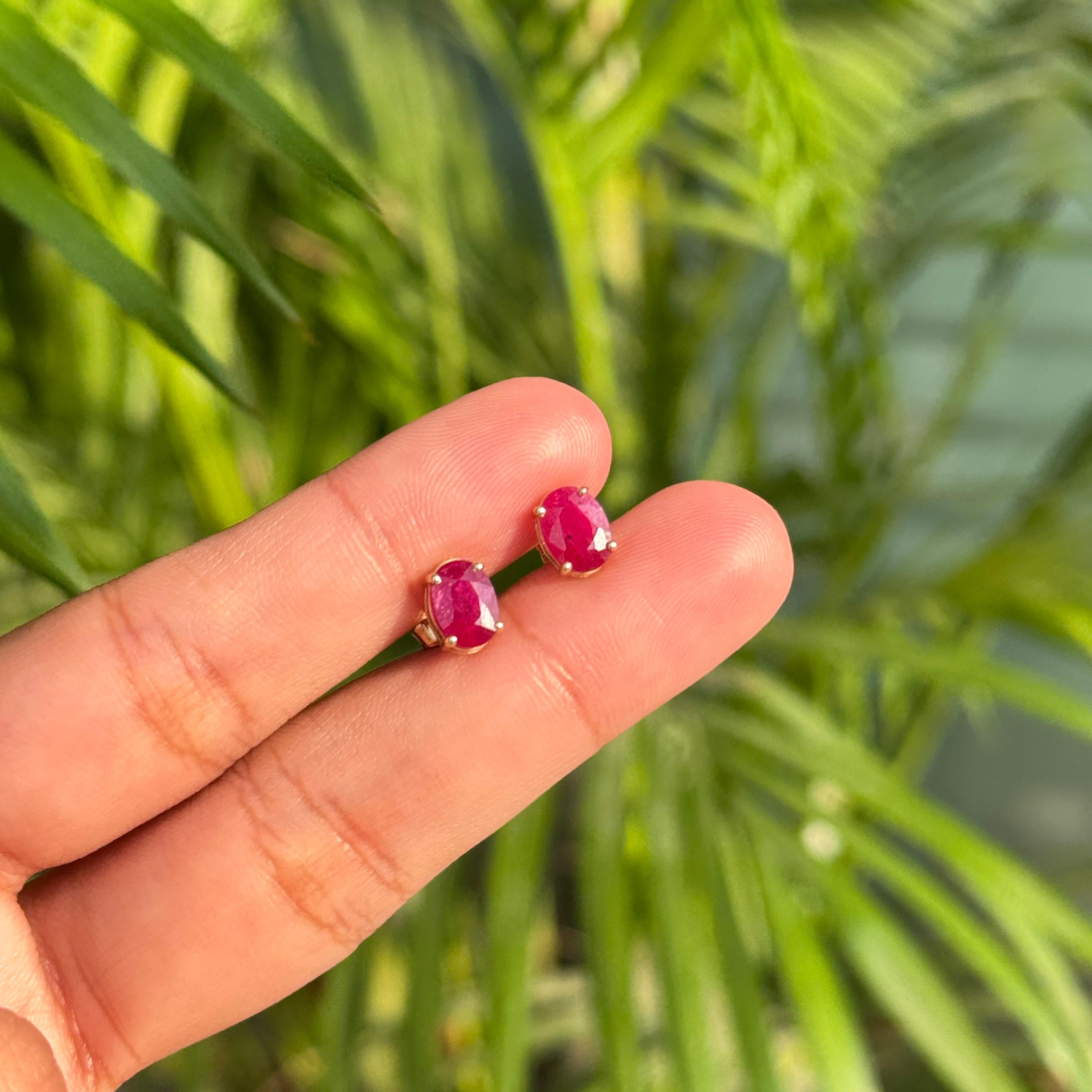 Taglio ovale Orecchini con rubino solitario ovale da 1,82 carati in oro giallo 14 carati Regalo di Natale in vendita