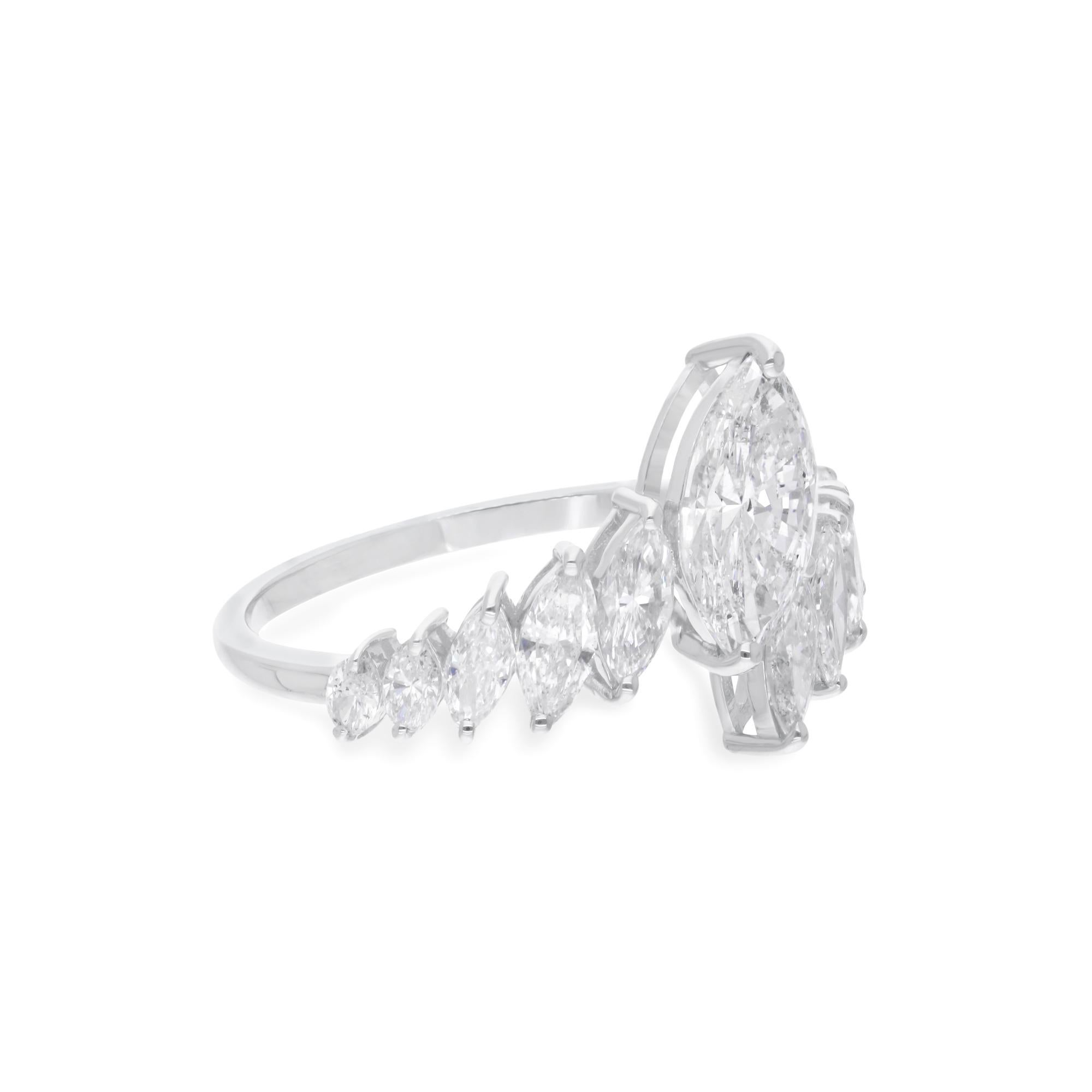 Entra nel regno dell'eleganza senza tempo con questo splendido anello con diamante marquise naturale da 1,85 carati, meticolosamente realizzato in radioso oro bianco da 18 carati. Questo squisito gioiello è un'accattivante fusione di raffinatezza e