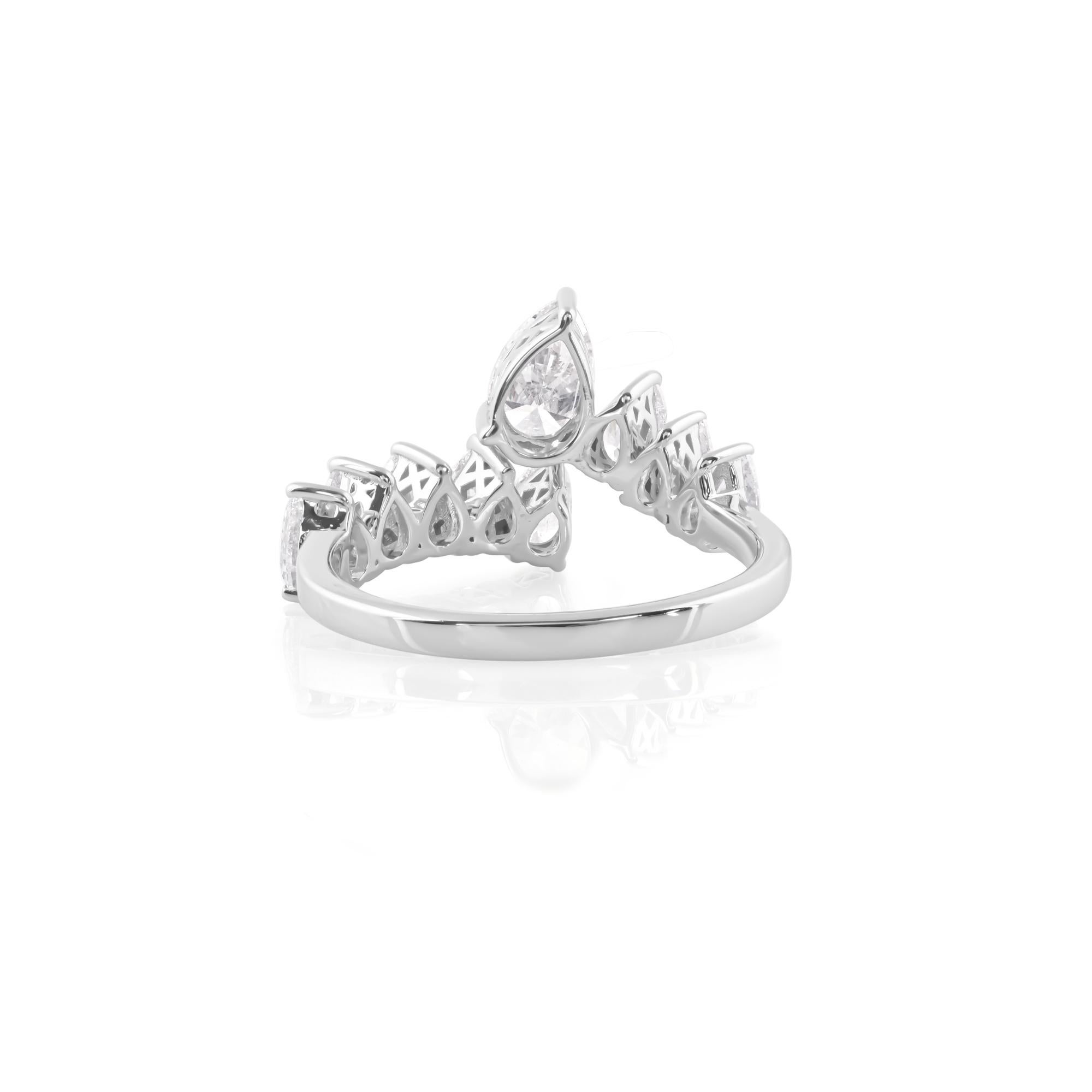 Das Herzstück dieses bezaubernden Rings ist ein prächtiger birnenförmiger Diamant mit einem bemerkenswerten Wert von 1,85 Karat reiner Brillanz. Dieser aus den besten Minen stammende Diamant ist mit seinem unvergleichlichen Funkeln und seiner