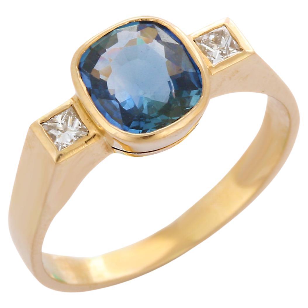 Anillo de compromiso de tres piedras con zafiro azul y diamantes en oro amarillo de 18 quilates