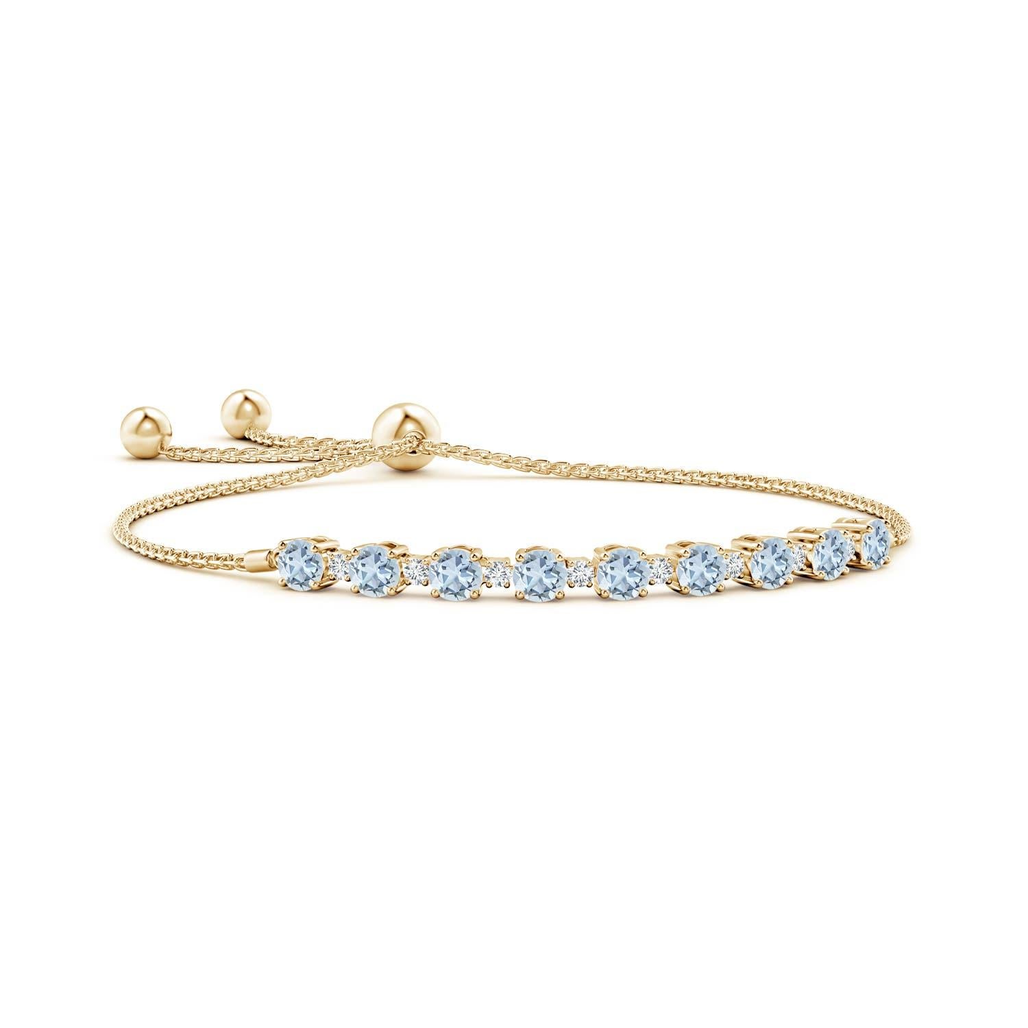 Meeresblaue Aquamarine und glitzernde Diamanten vereinen sich auf diesem Tennis-Bolo-Armband aus 14 Karat Gelbgold. Sie sind abwechselnd mit Zacken besetzt und sorgen für einen klassischen Look. Dieses Armband ist verstellbar und passt den meisten