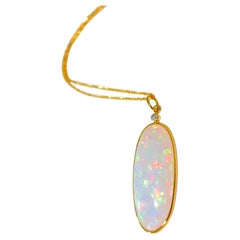 Collar Colgante Óvalo Biselado de Ópalo Natural en Oro Macizo de 18k con Detalles de Diamantes