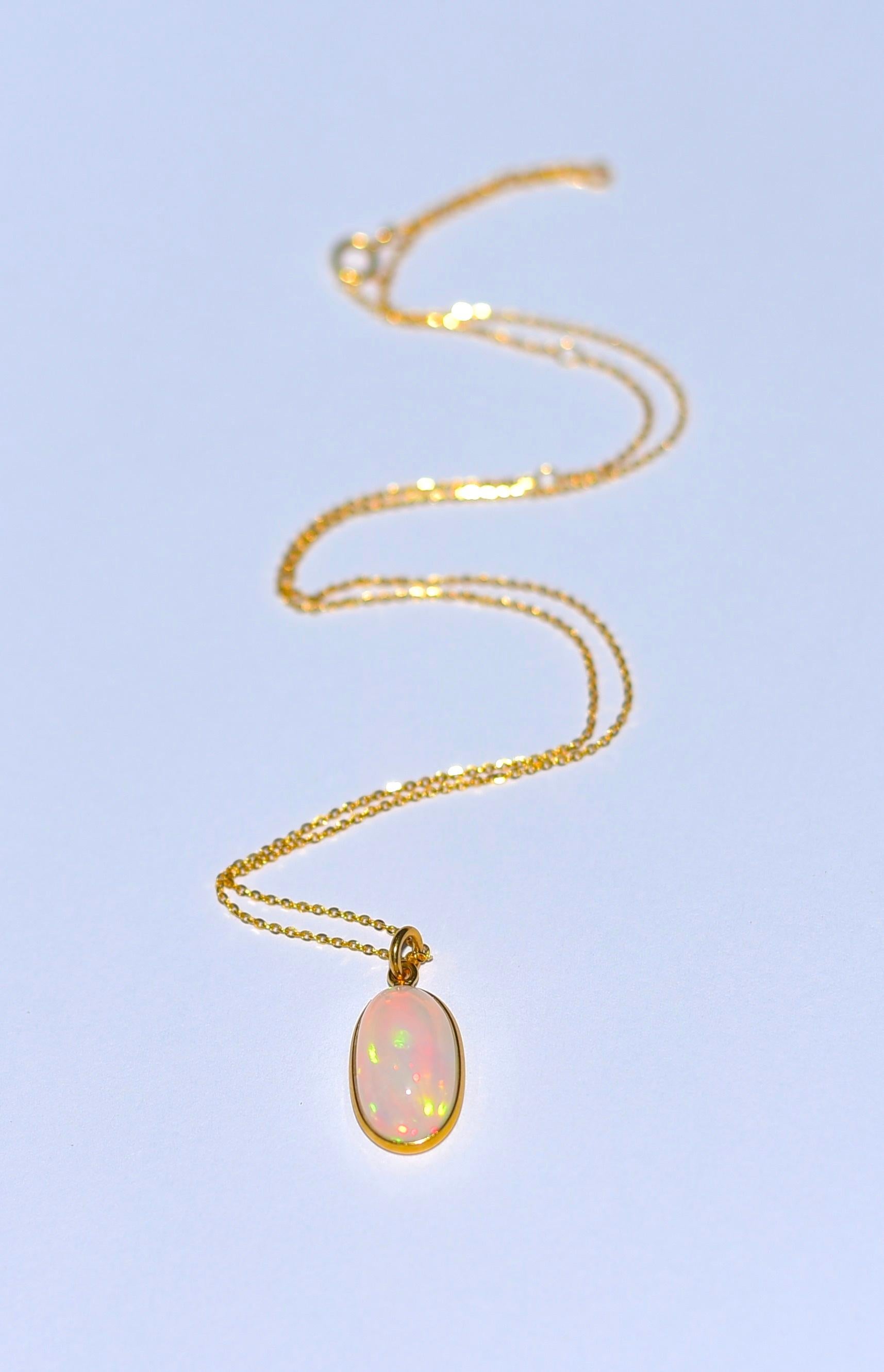 Joli collier en Opale et parfait pour la vie de tous les jours ! 
Cette ravissante breloque présente une opale chatoyante de forme ovale, pleine de jeux de couleurs. Simple, mais mémorable ! 
Taille du pendentif : 9.8mm x 10.5mm opale, boucle de 5mm