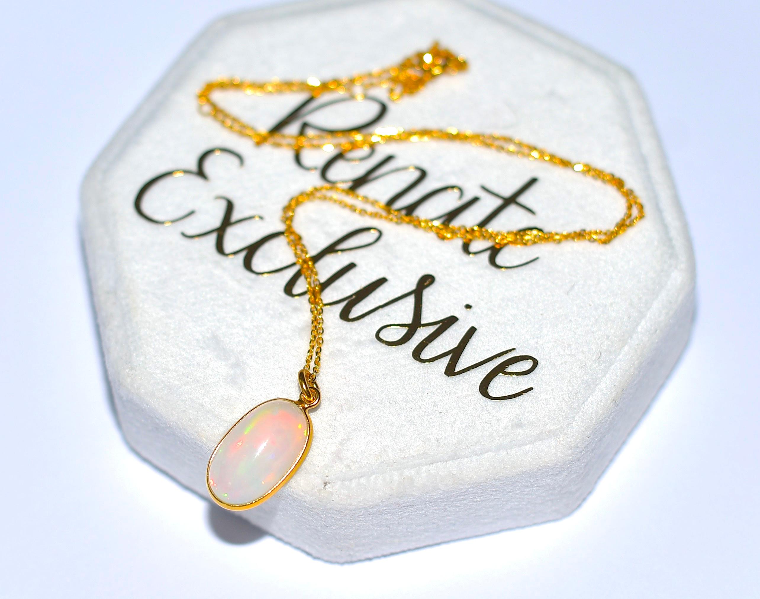 Moderne Pendentif en or jaune 18 carats Cabochon d'opale naturelle sur chaîne en or massif 18 carats en vente