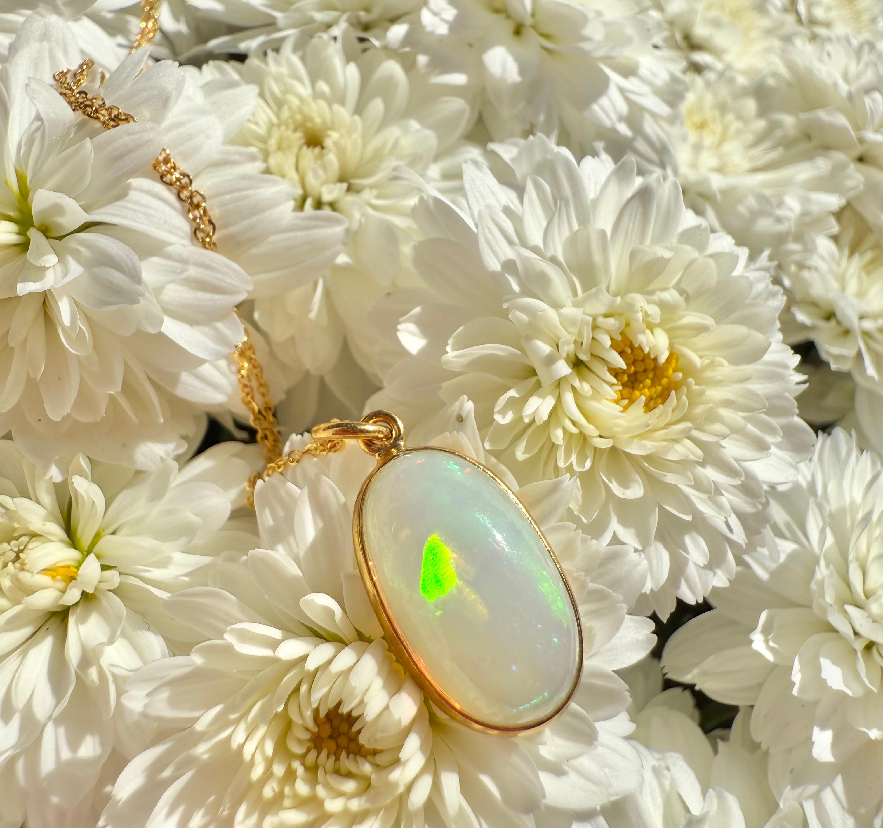 Taille ovale Pendentif en or jaune 18 carats Cabochon d'opale naturelle sur chaîne en or massif 18 carats en vente
