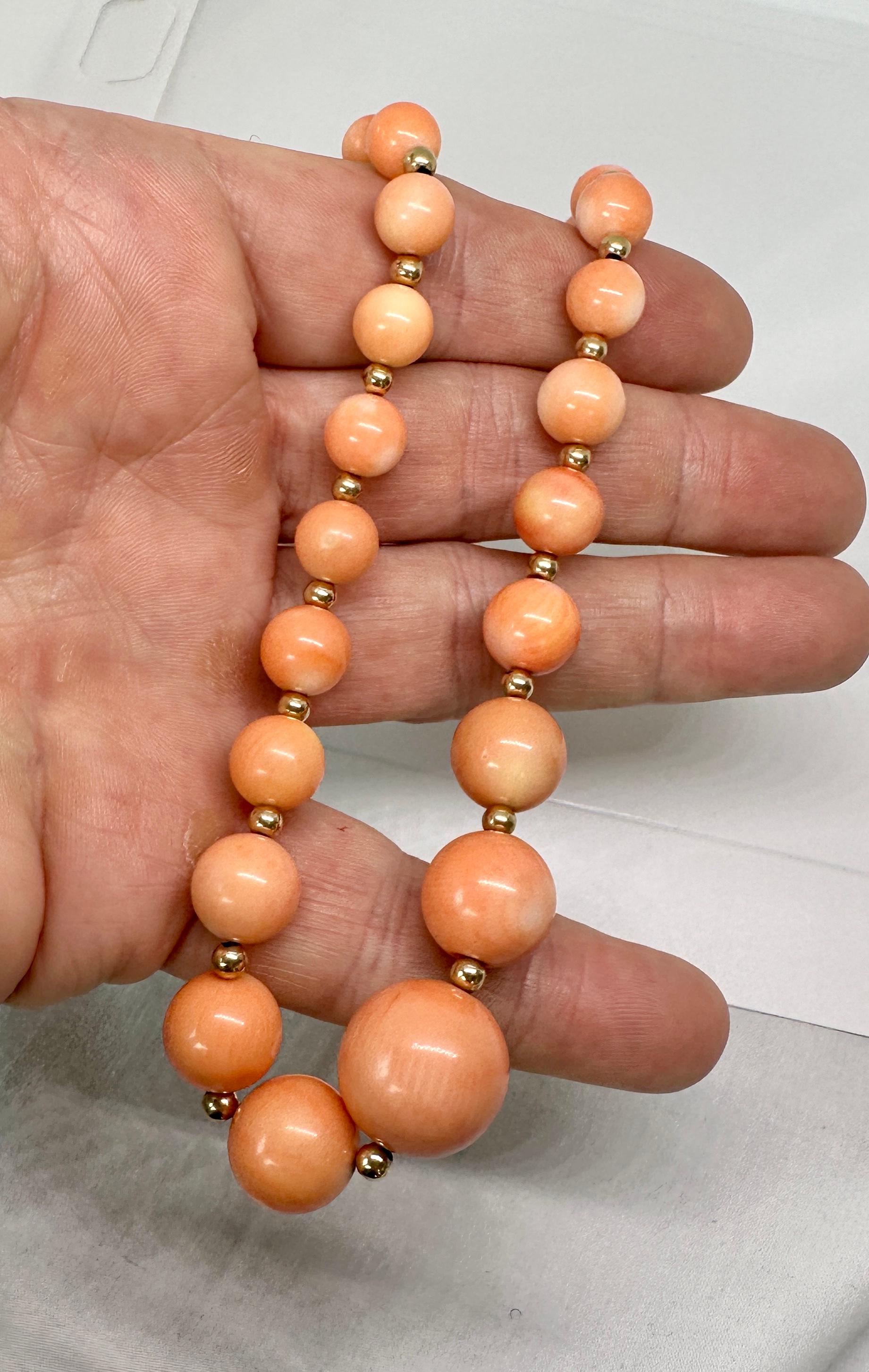 Natürliche 18mm rosa Momo Koralle 14 Karat Gold Halskette abgestuft 19,5 Zoll (Perle) im Angebot