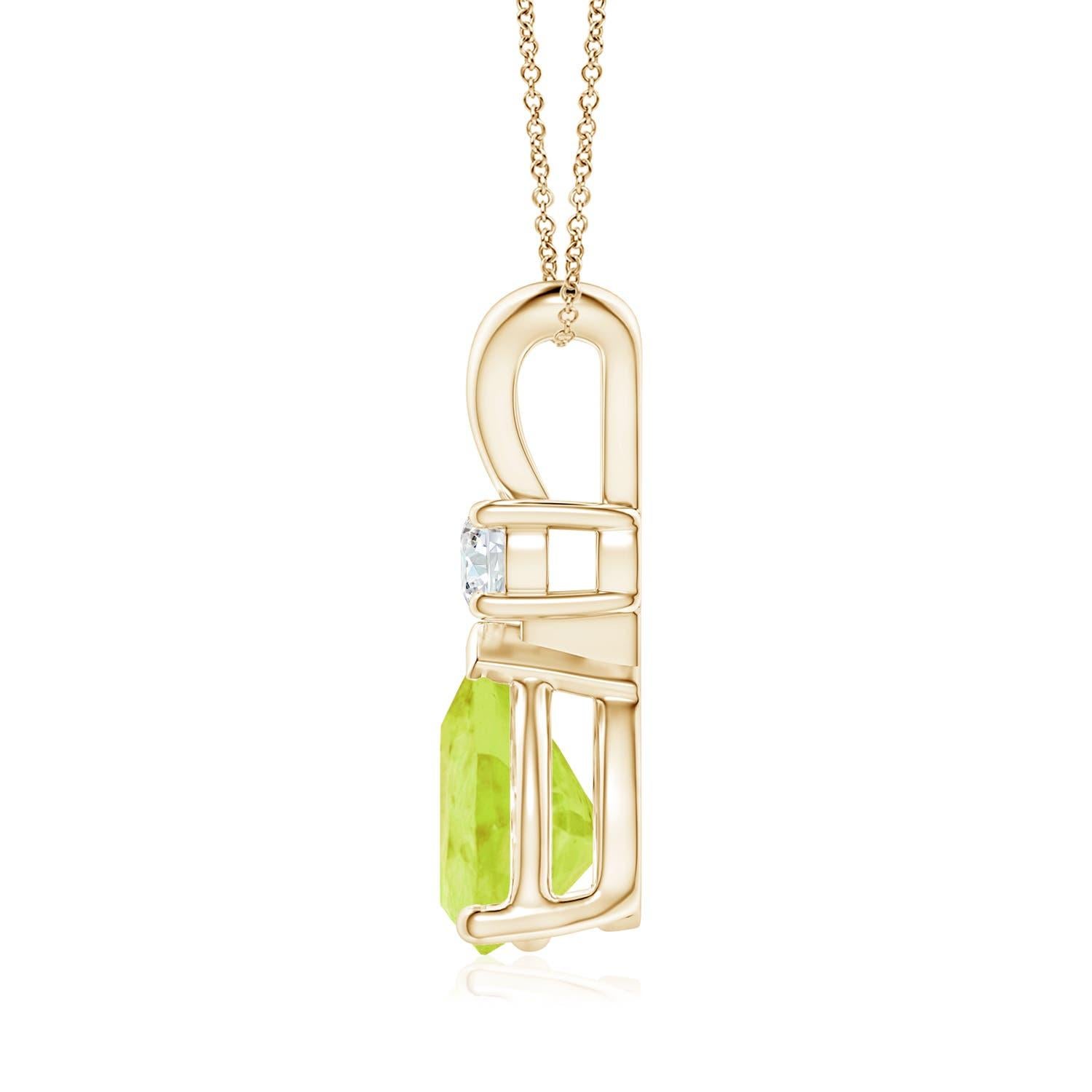 Ce pendentif solitaire classique est orné d'un péridot en forme de poire, serti dans une monture à griffes. Un diamant rond étincelant est posé sur la pierre précieuse vert terre, ce qui ajoute à l'attrait du modèle. Ce pendentif en péridot en or
