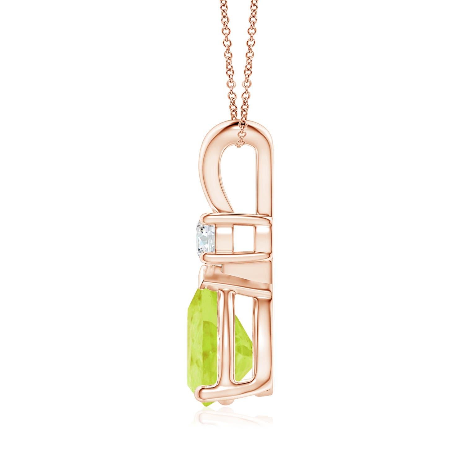 Ce pendentif solitaire classique est orné d'un péridot en forme de poire, serti dans une monture à griffes. Un diamant rond étincelant est posé sur la pierre précieuse vert terre, ce qui ajoute à l'attrait du modèle. Ce pendentif en péridot en or