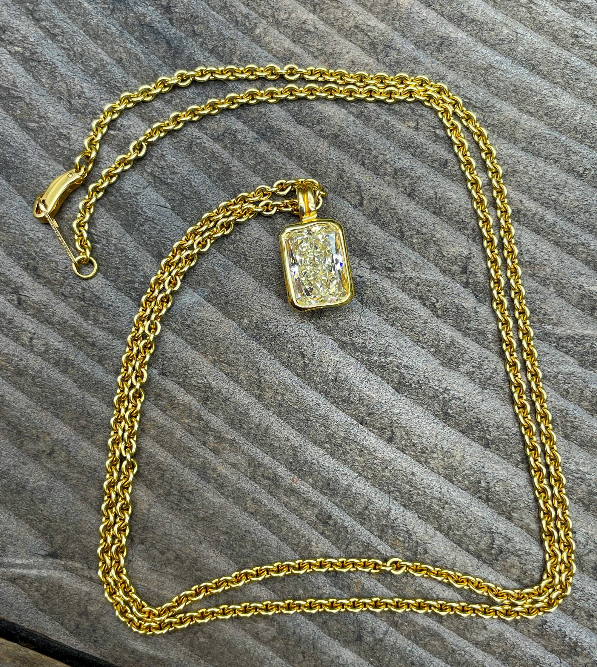 Natural 1.92ct Fancy Yellow Radiant Cut Diamond Solitaire 18K G Pendant Necklace For Sale 3