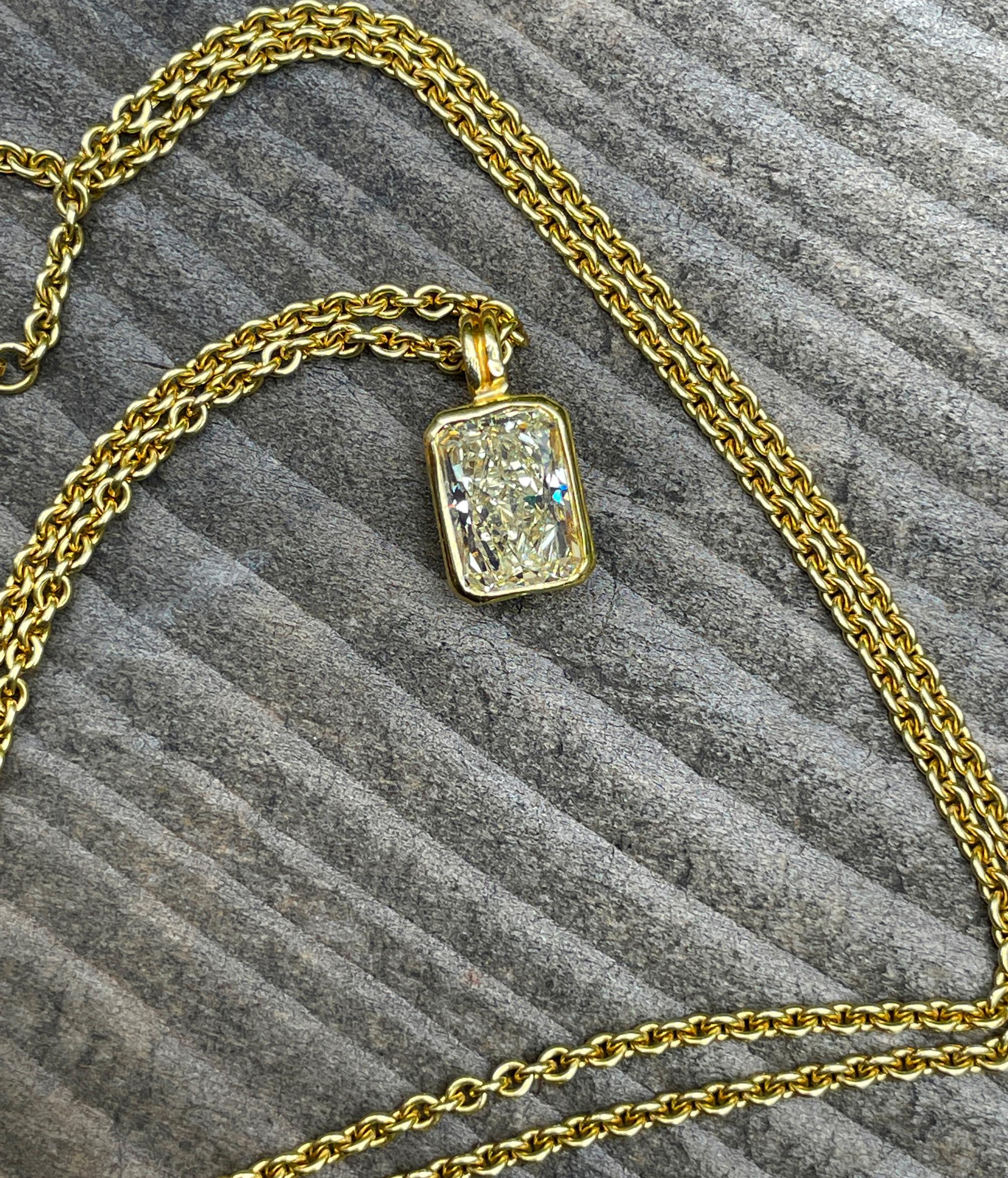 Natural 1.92ct Fancy Yellow Radiant Cut Diamond Solitaire 18K G Pendant Necklace For Sale 6