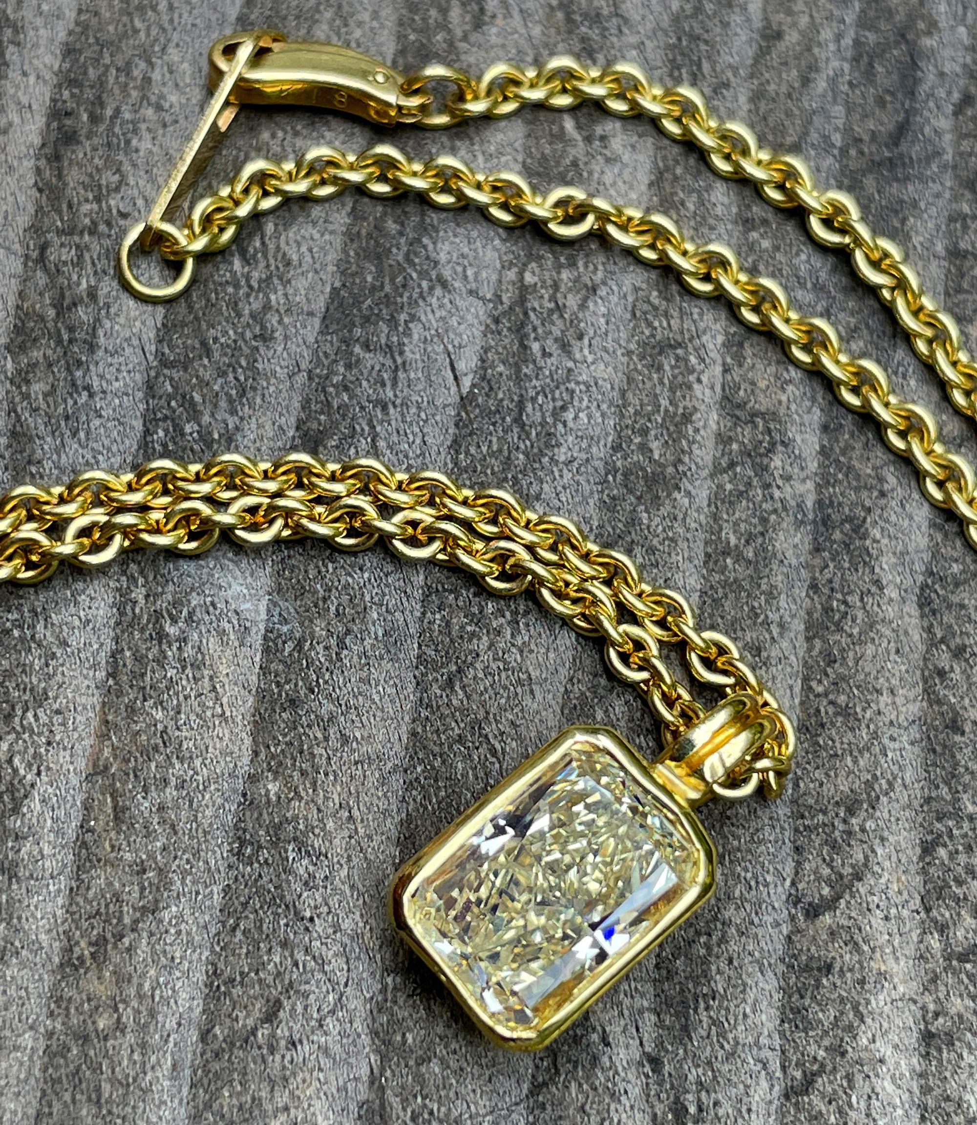 Natural 1.92ct Fancy Yellow Radiant Cut Diamond Solitaire 18K G Pendant Necklace For Sale 7