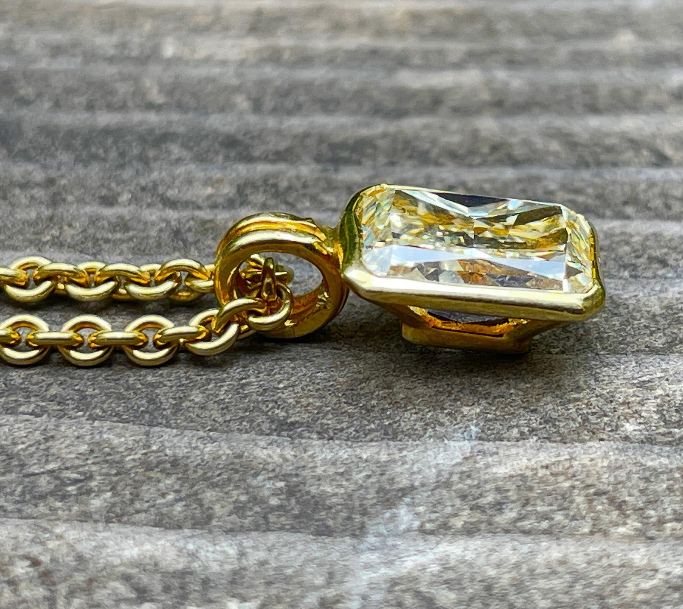 Natural 1.92ct Fancy Yellow Radiant Cut Diamond Solitaire 18K G Pendant Necklace For Sale 8