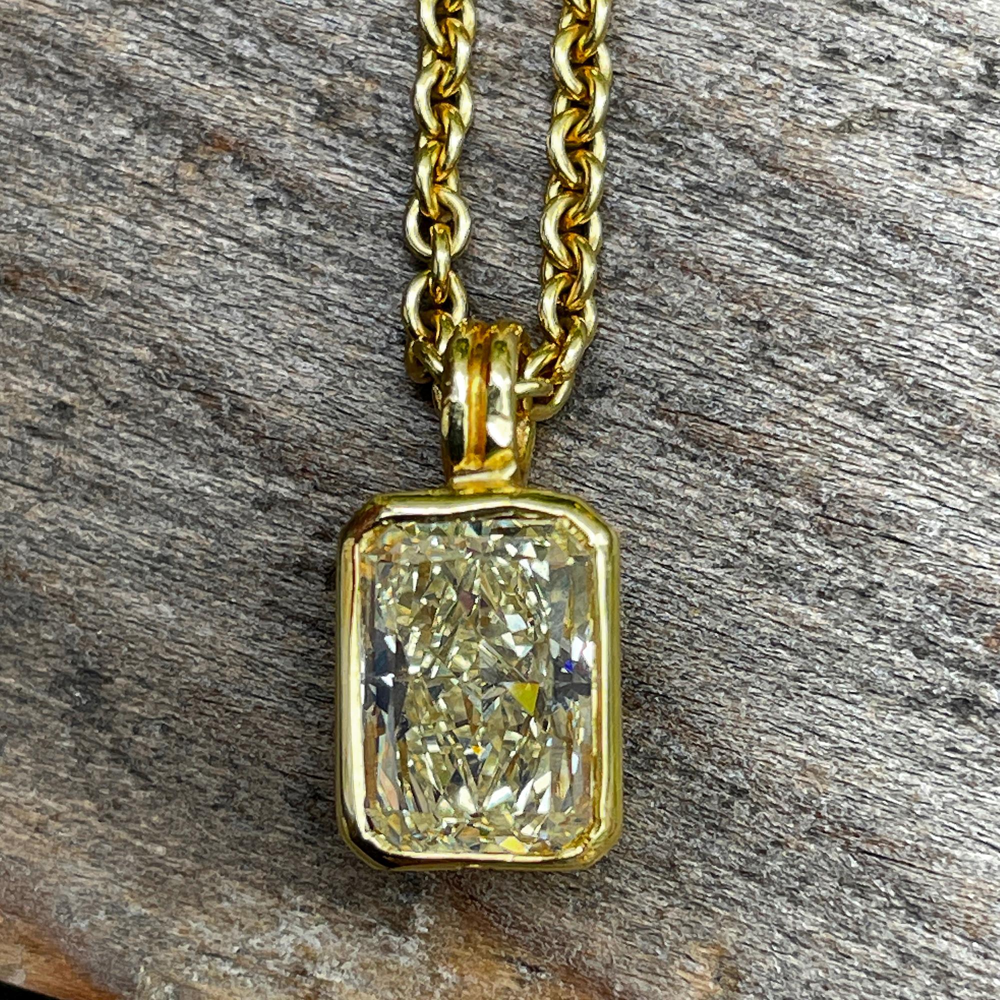 Natural 1.92ct Fancy Yellow Radiant Cut Diamond Solitaire 18K G Pendant Necklace For Sale 9