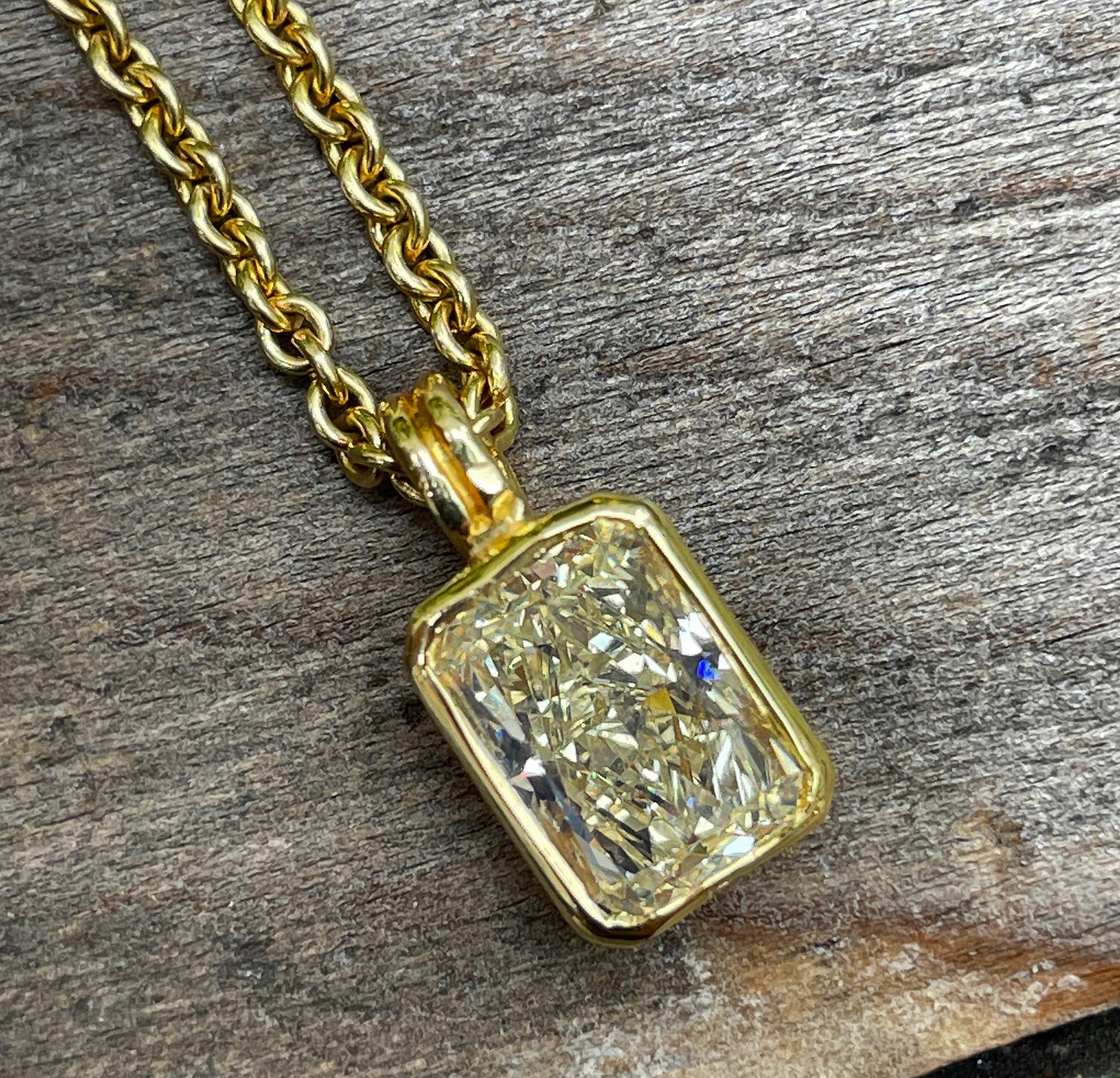 Natural 1.92ct Fancy Yellow Radiant Cut Diamond Solitaire 18K G Pendant Necklace For Sale 10