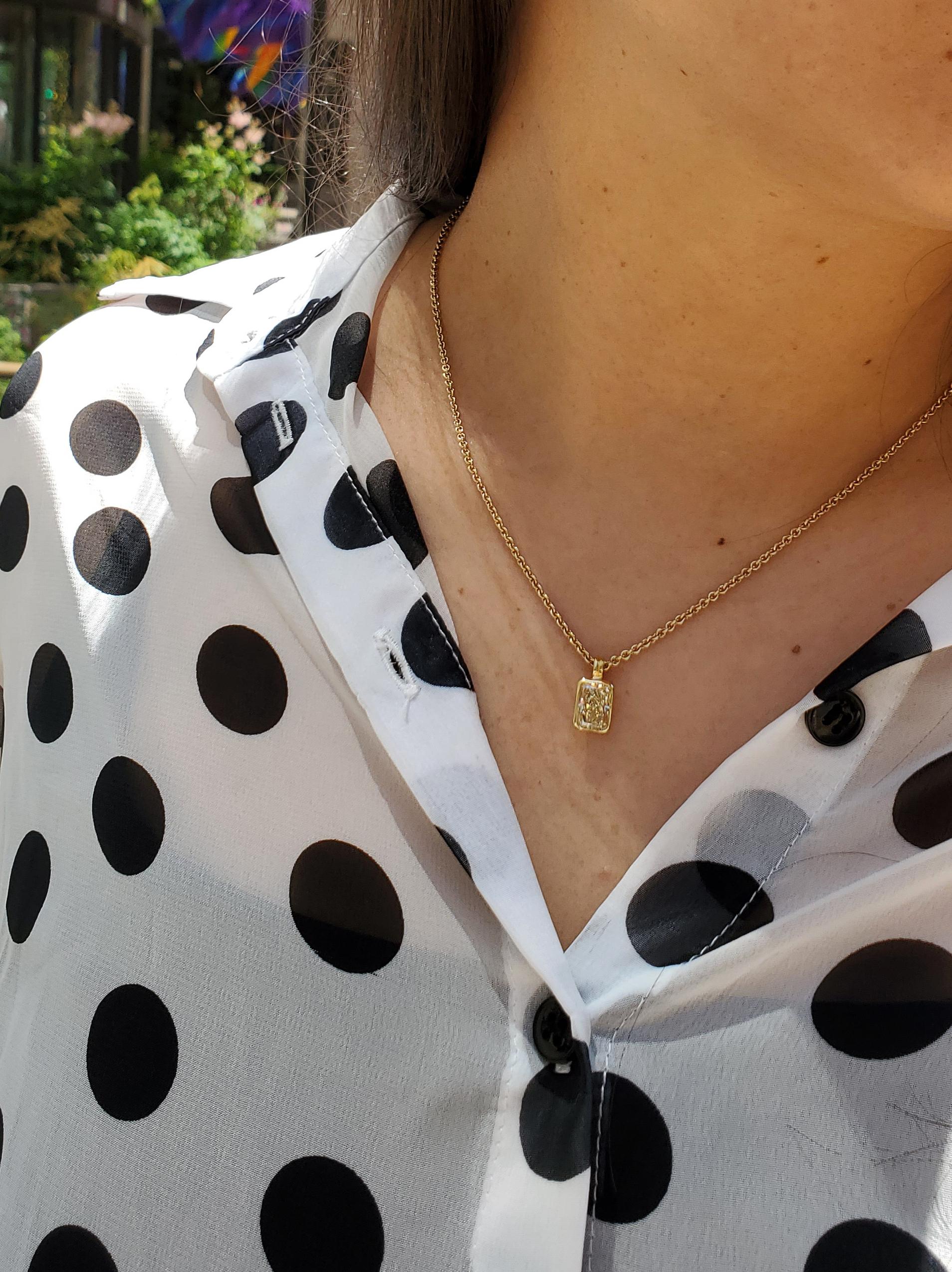 Women's Natural 1.92ct Fancy Yellow Radiant Cut Diamond Solitaire 18K G Pendant Necklace For Sale