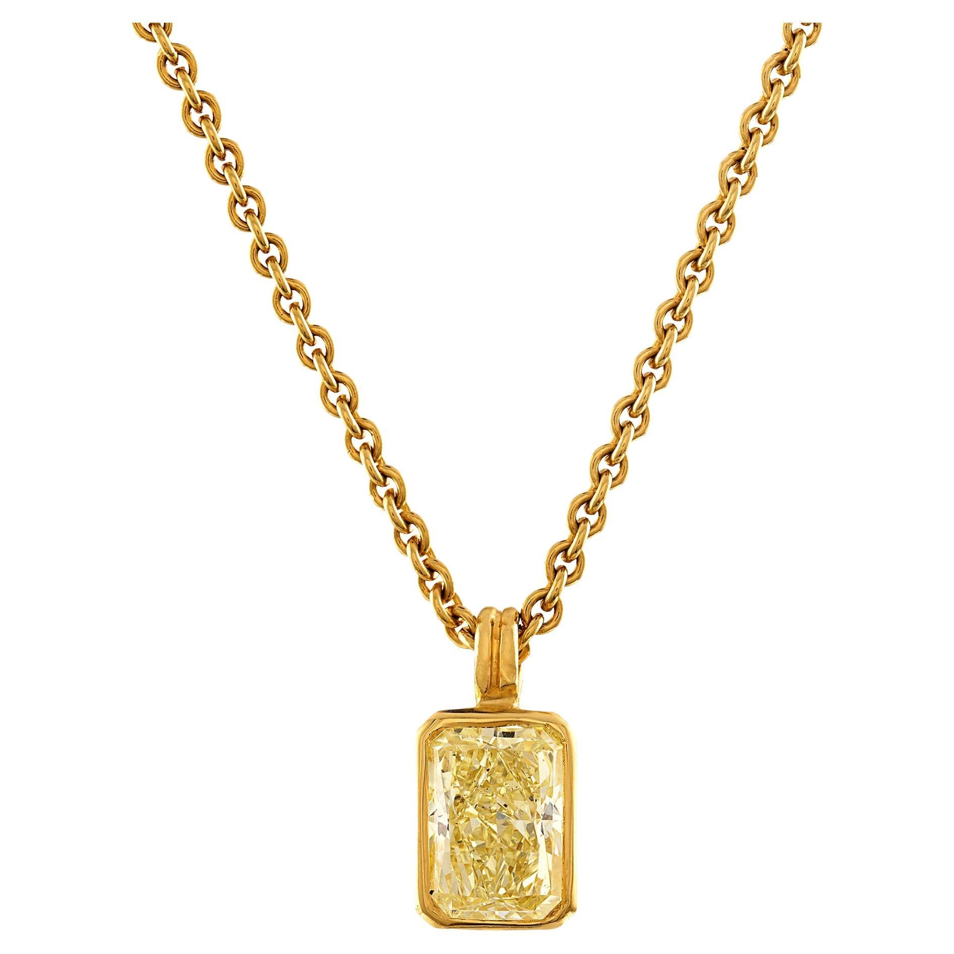 Natural 1.92ct Fancy Yellow Radiant Cut Diamond Solitaire 18K G Pendant Necklace For Sale