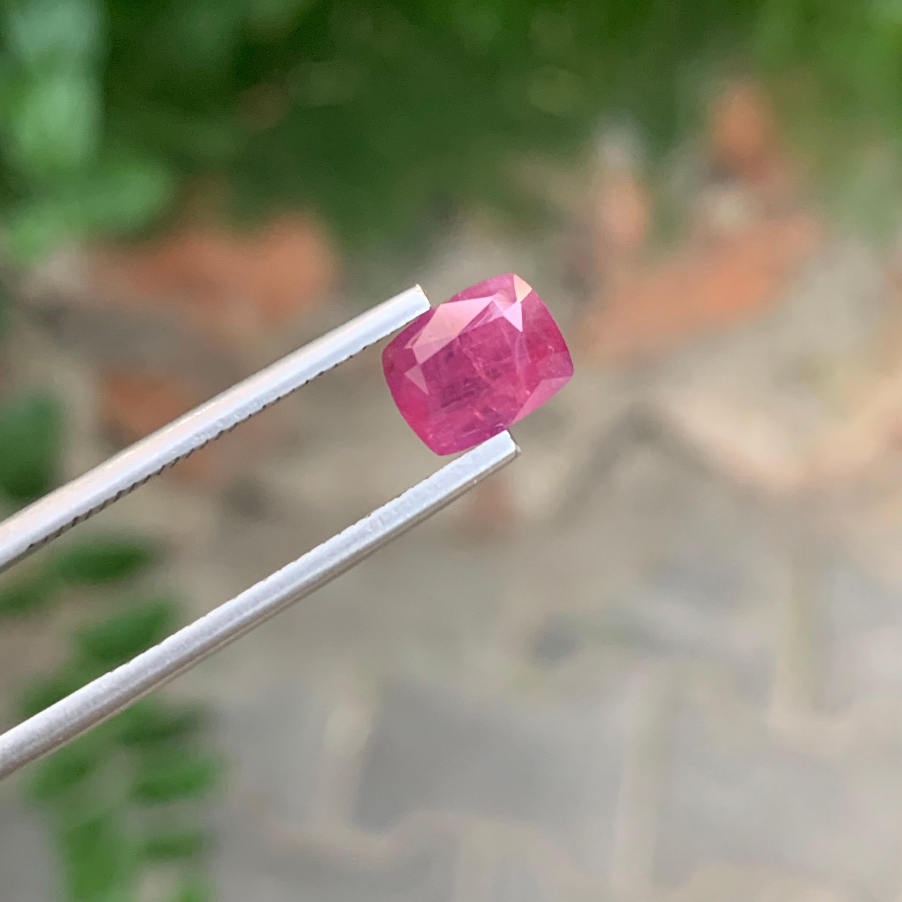 Pierre précieuse ornée de rubis facettés naturels de 1,95 carat d'Afghanistan en vente 5
