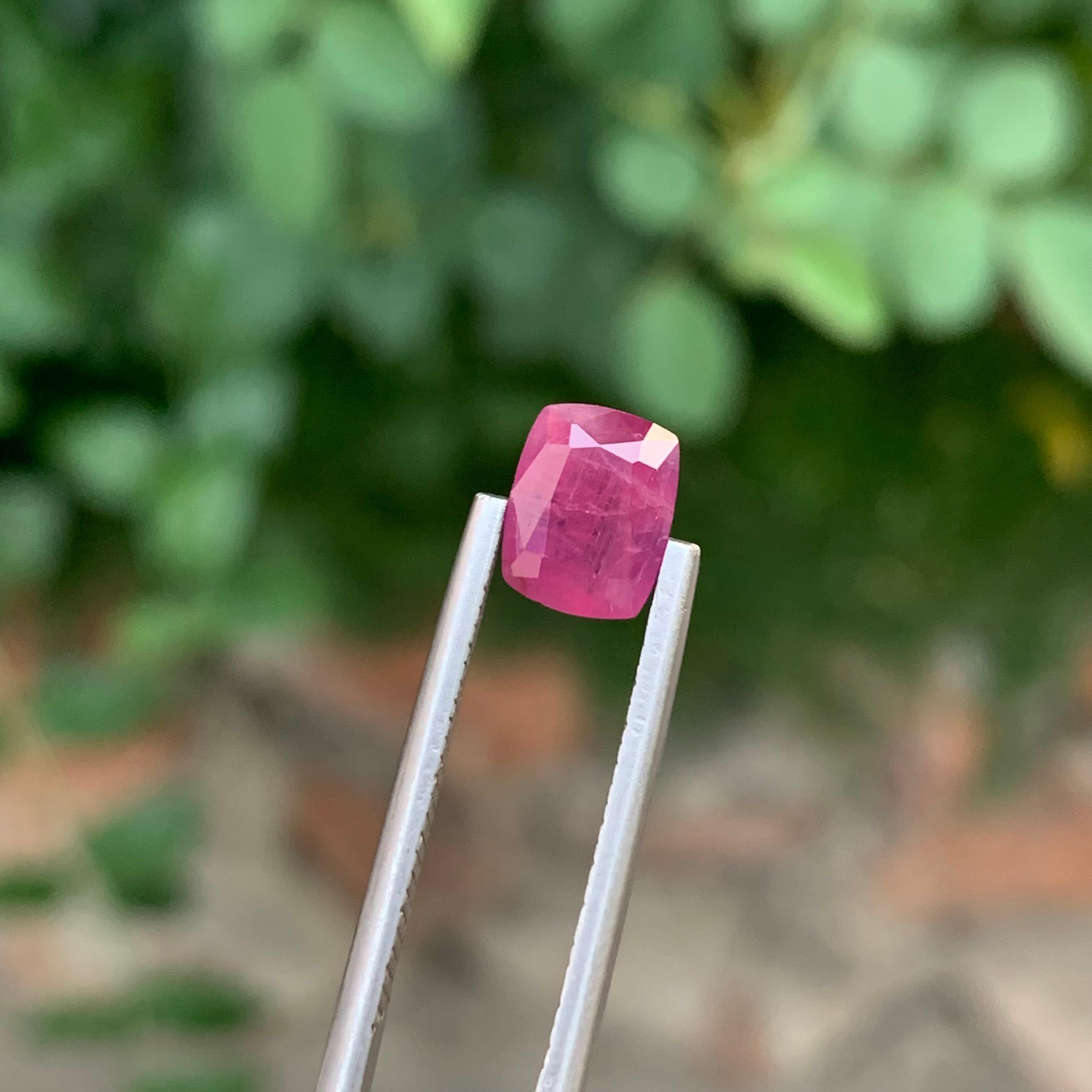 Arts and Crafts Pierre précieuse ornée de rubis facettés naturels de 1,95 carat d'Afghanistan en vente
