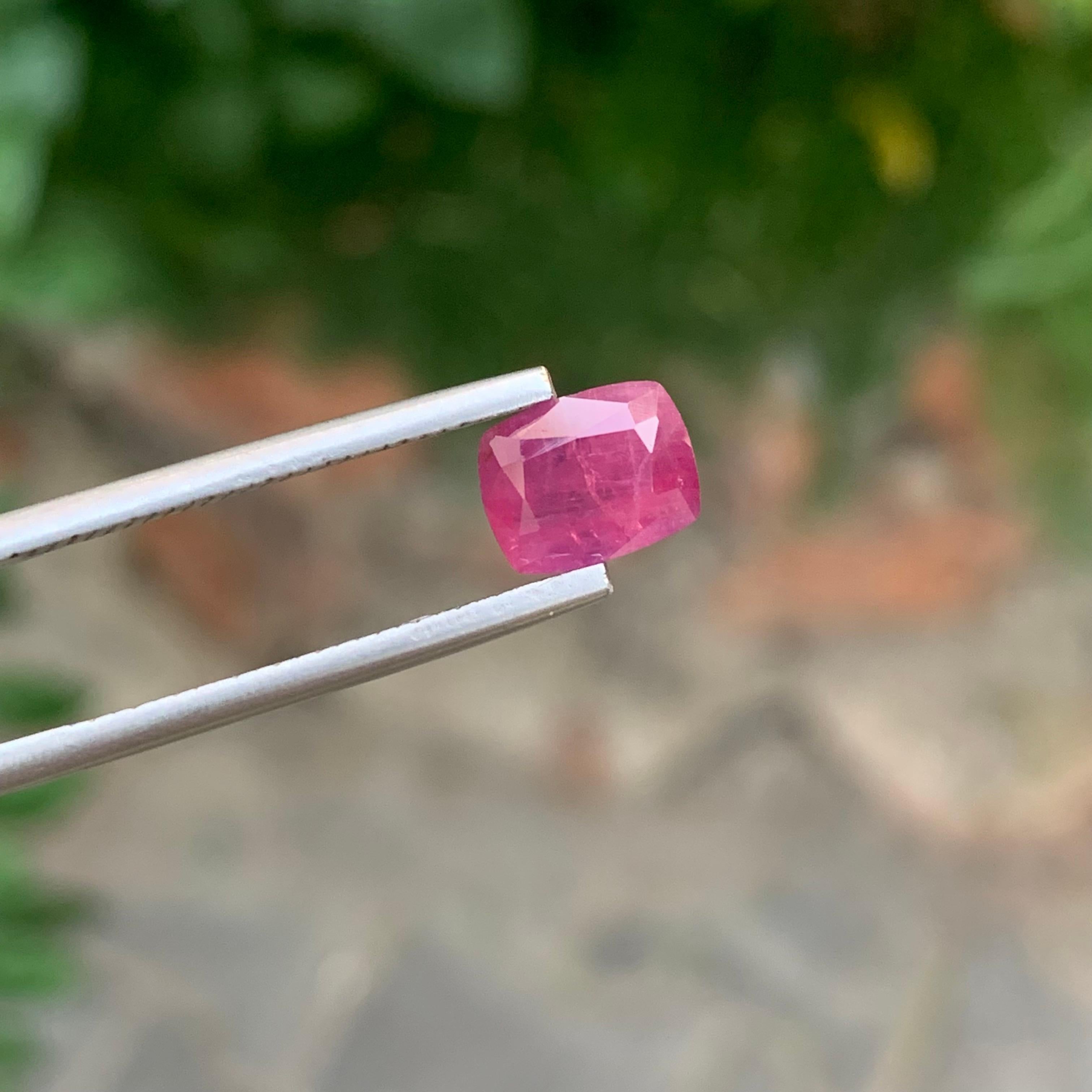 Taille émeraude Pierre précieuse ornée de rubis facettés naturels de 1,95 carat d'Afghanistan en vente